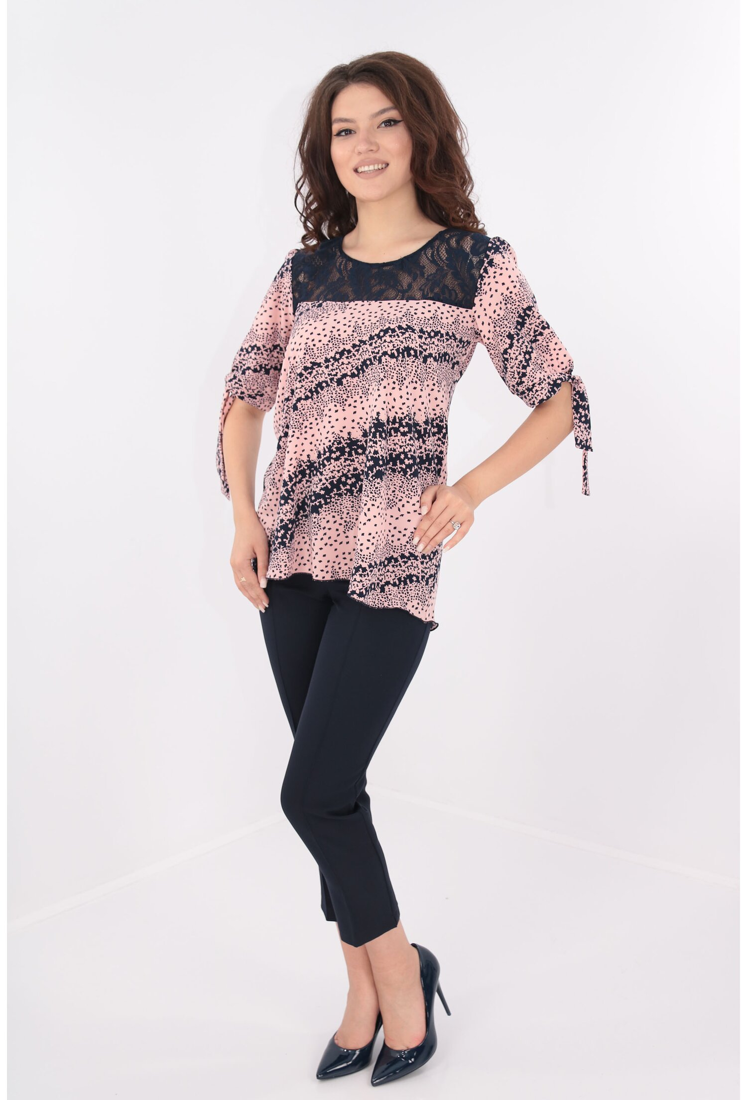 Costum bluza roz si pantaloni bleumarin