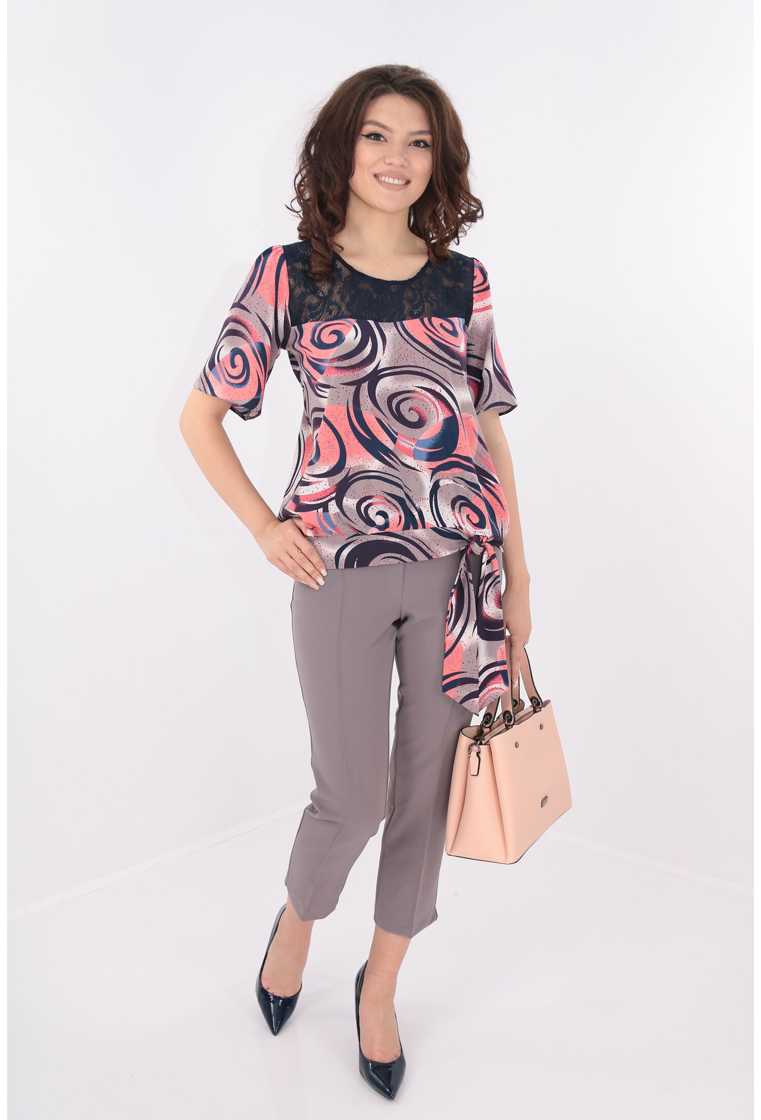 Costum bluza roz si pantaloni gri