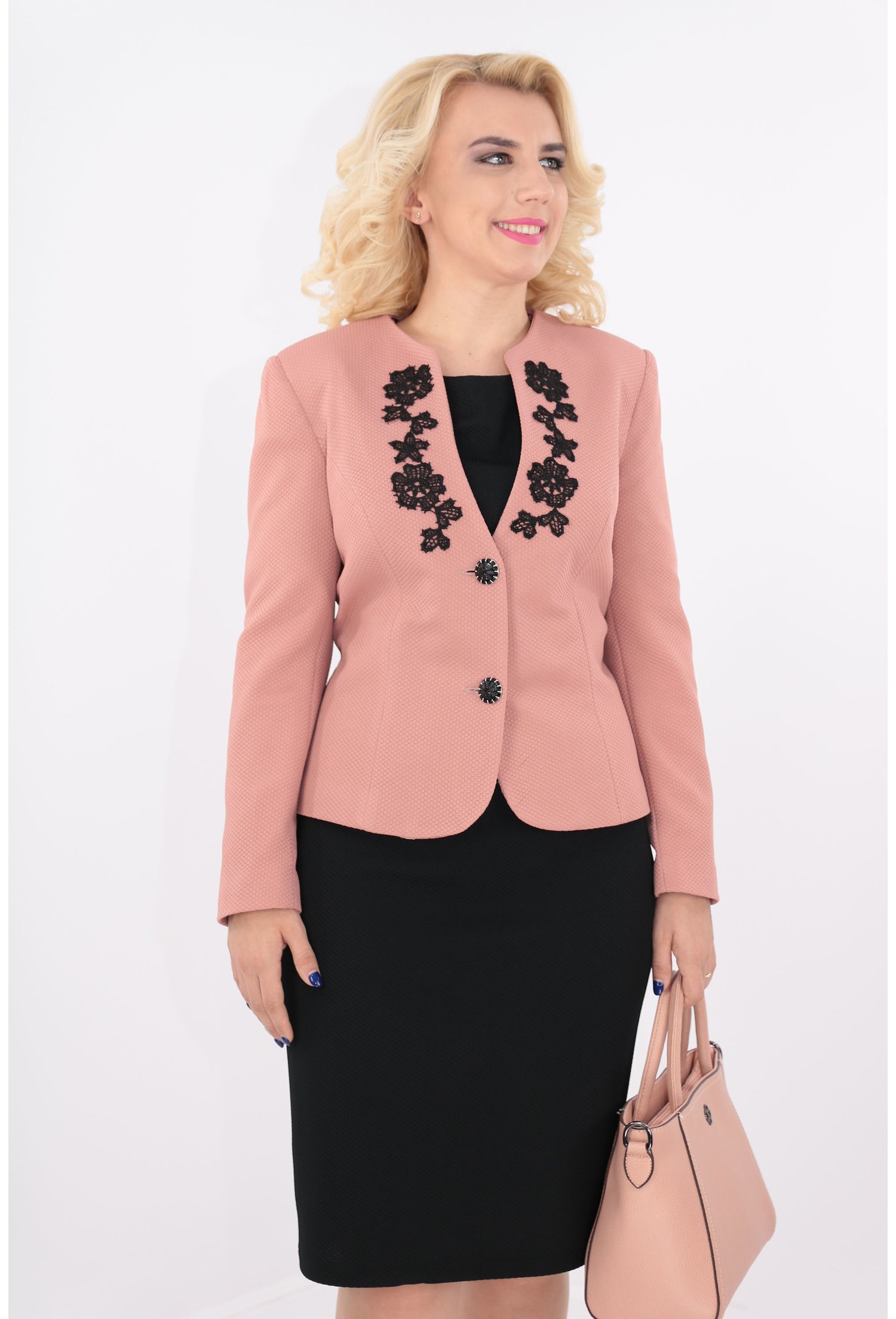 Costum roz pudra cu broderie