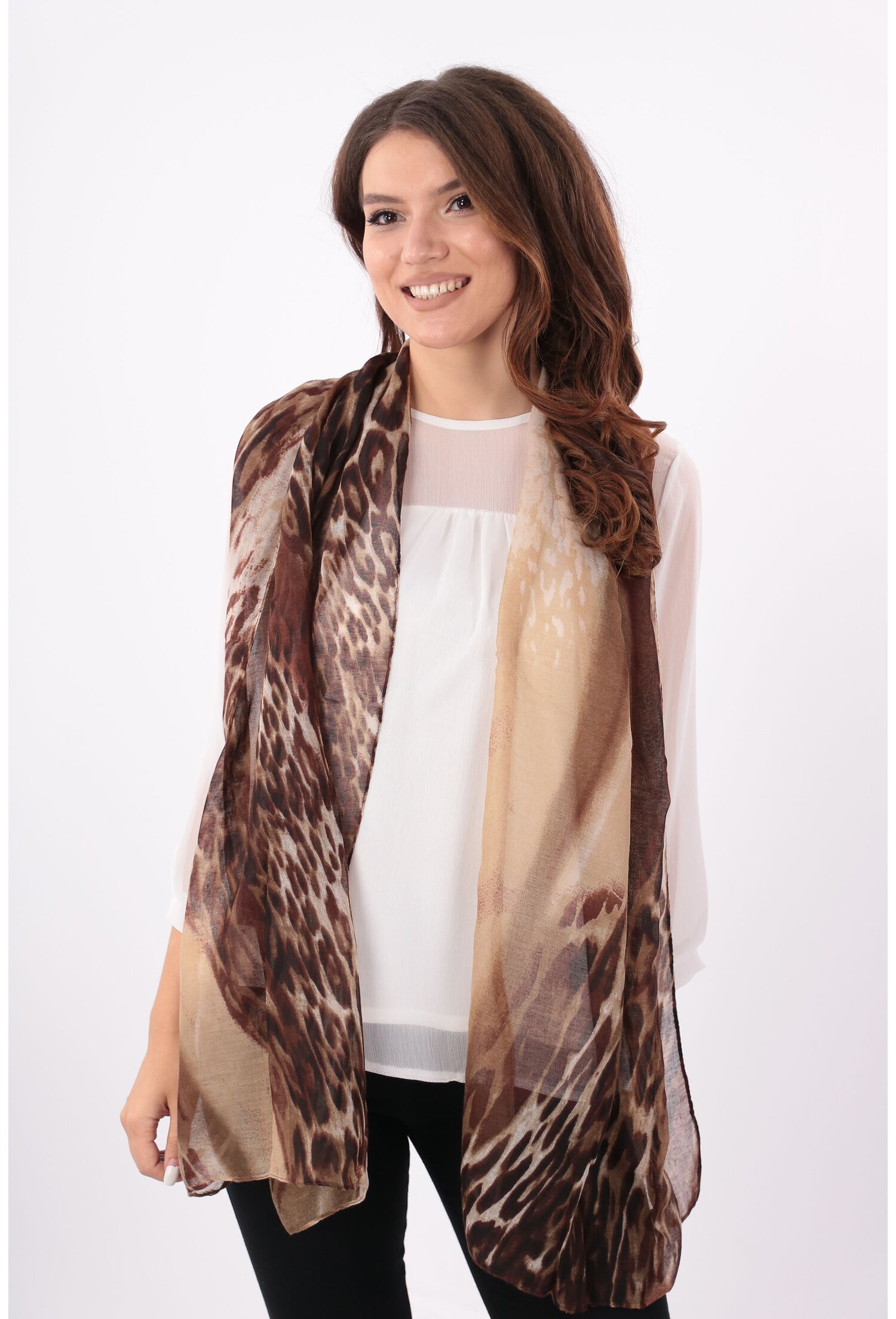 Esarfa cafenie in degrade cu desen animal print