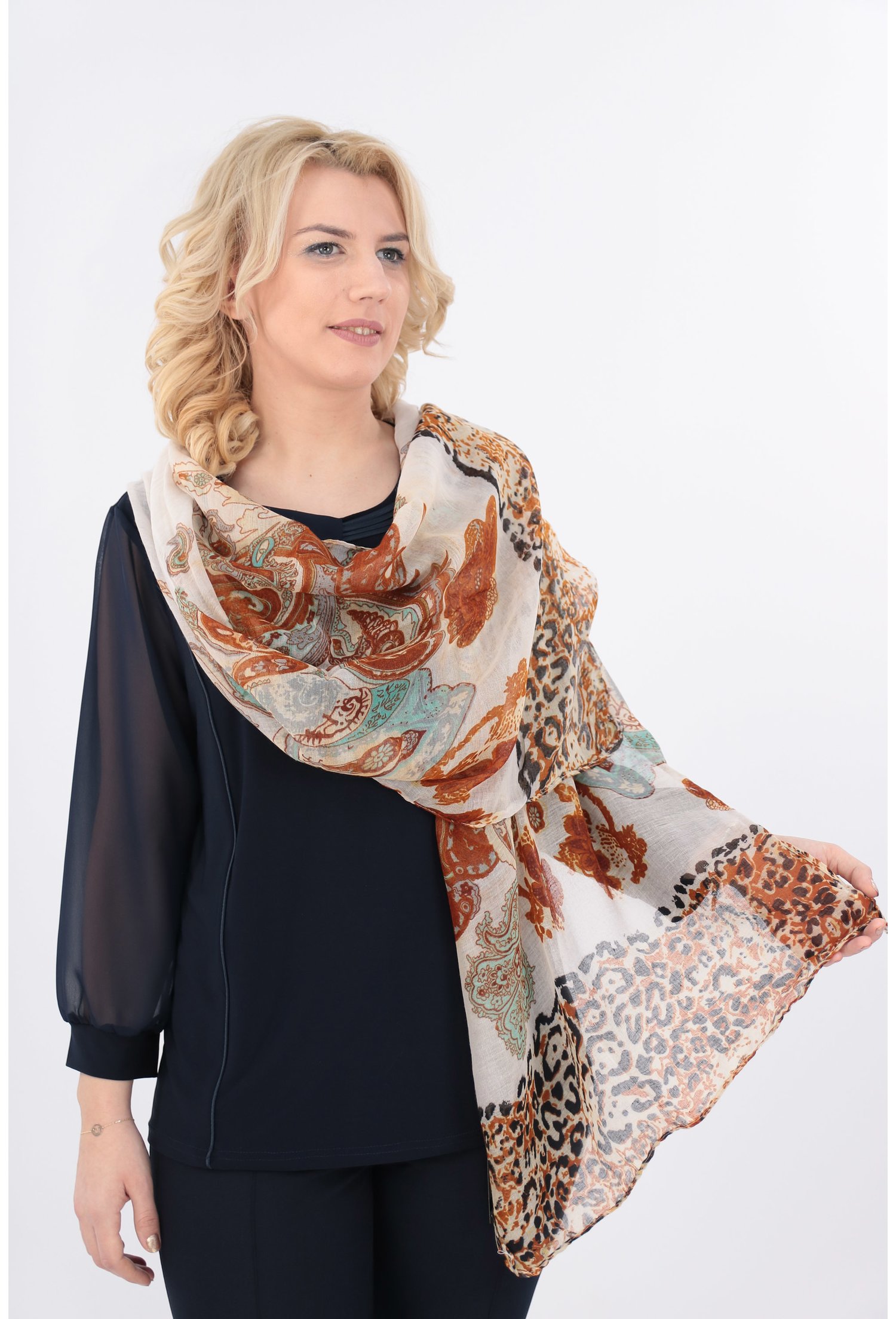 Esarfa fina alba cu print floral bordurat