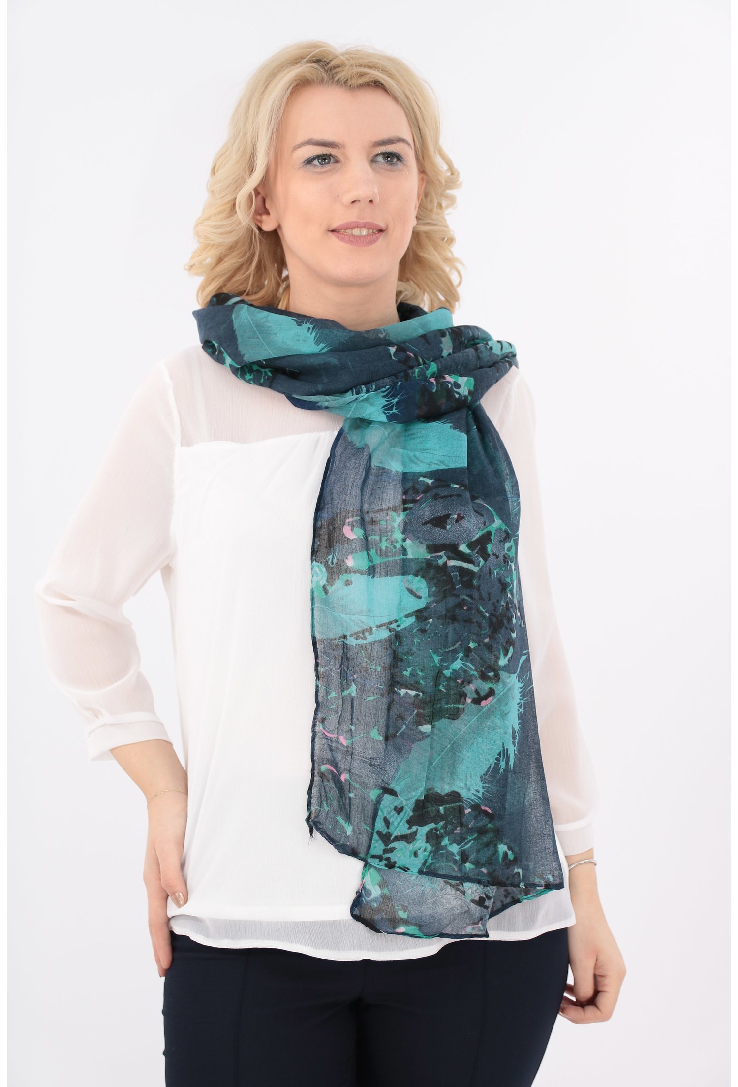 Esarfa fina bleumarin cu print abstract