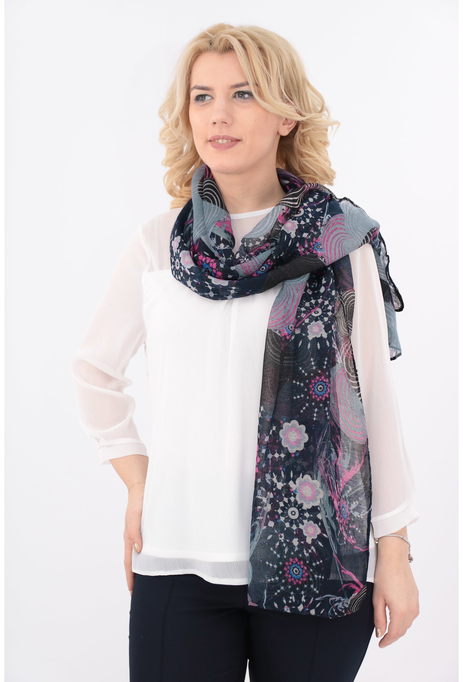 Esarfa fina bleumarin-violet cu cercuri colorate