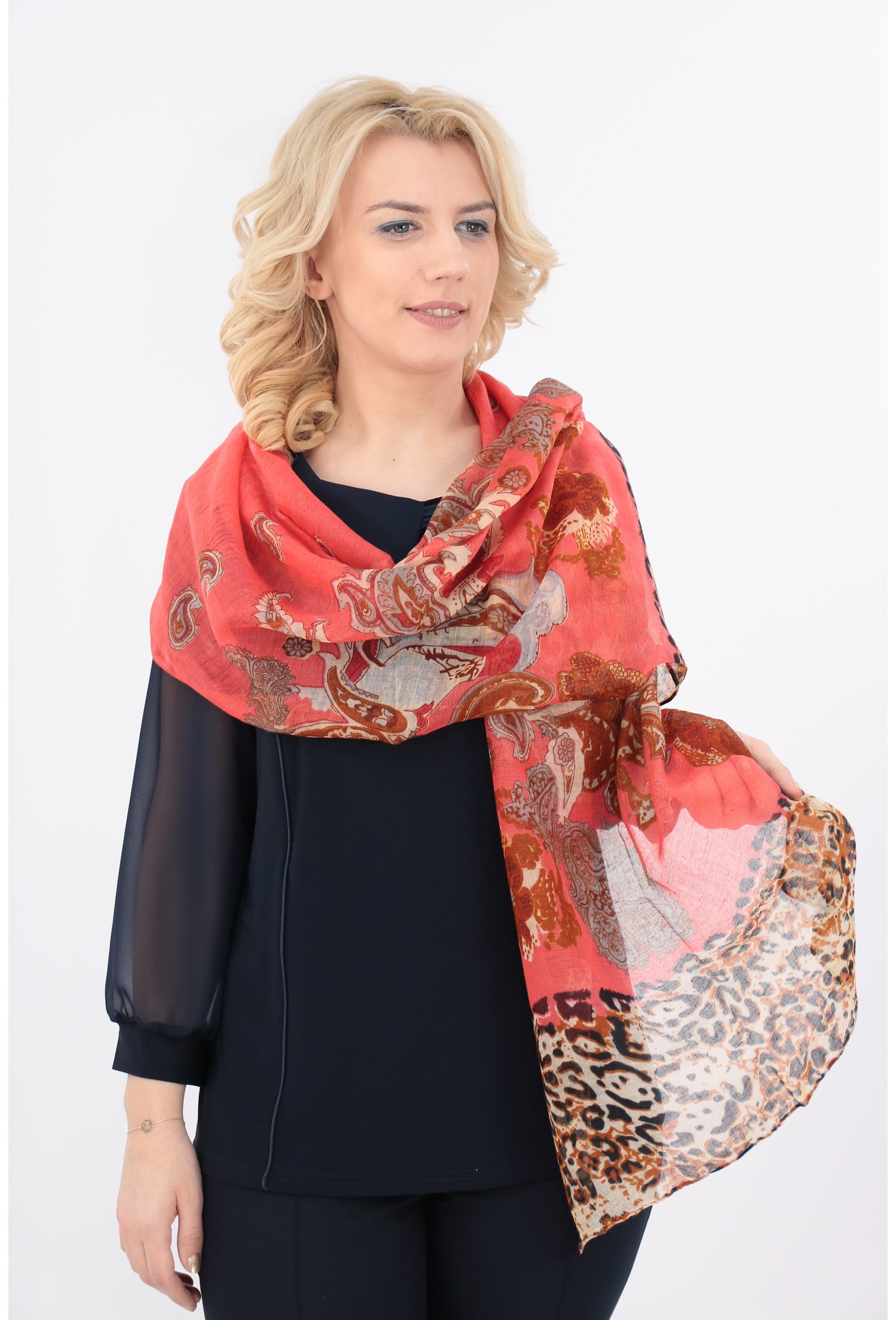 Esarfa fina corai cu print floral bordurat