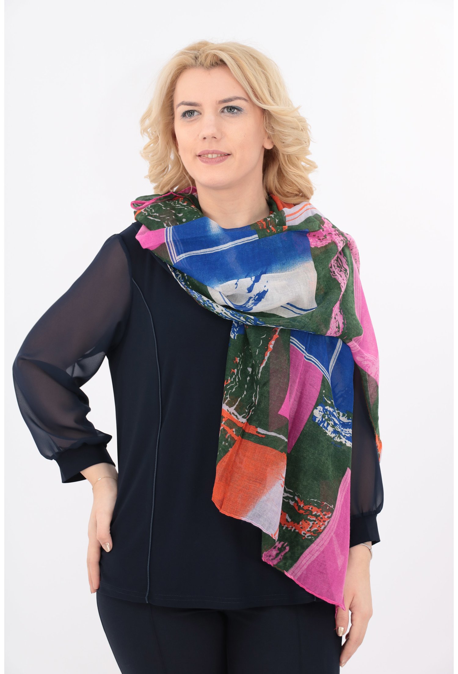 Esarfa fina kaki cu desen multicolor geometric