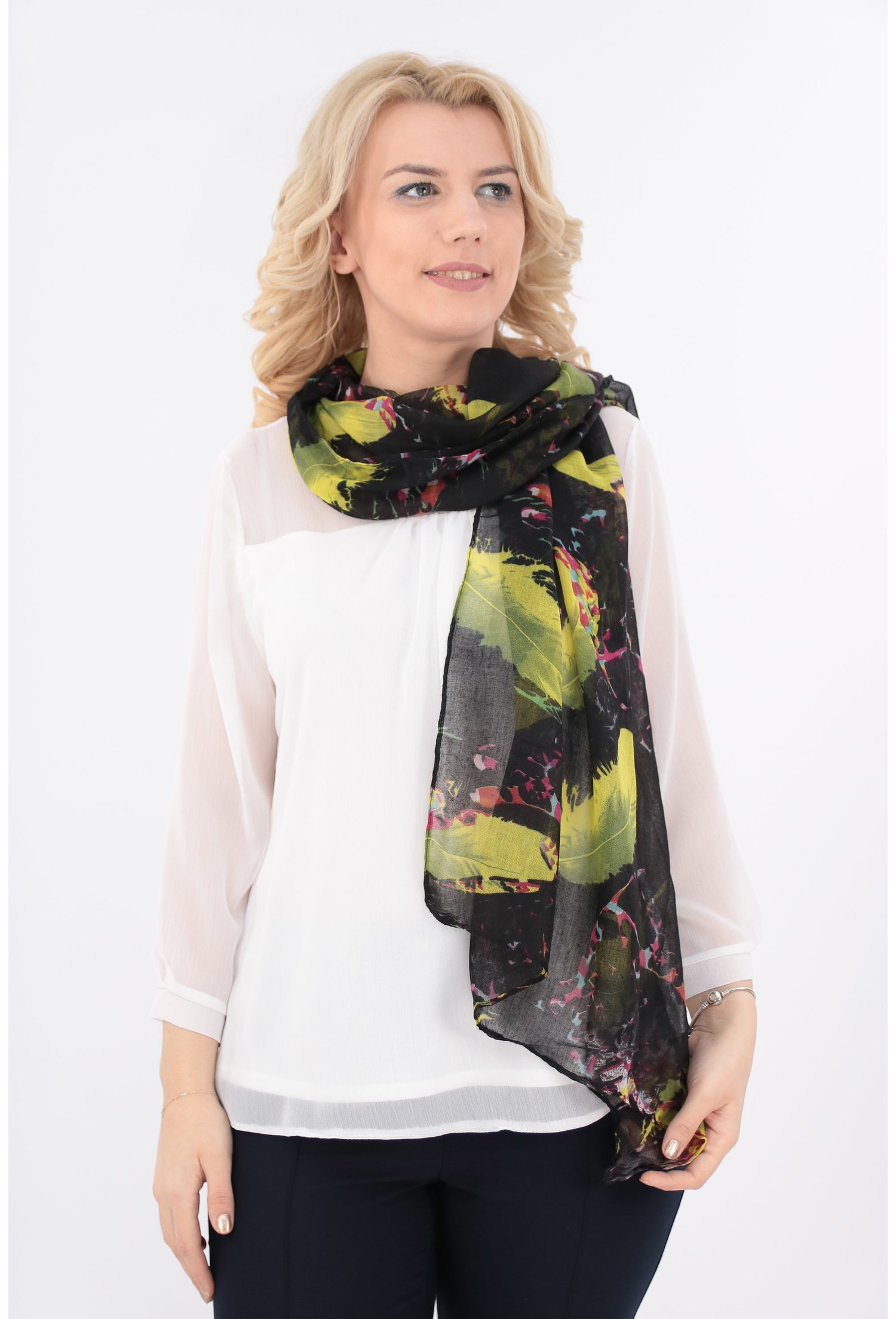 Esarfa fina neagra cu print abstract