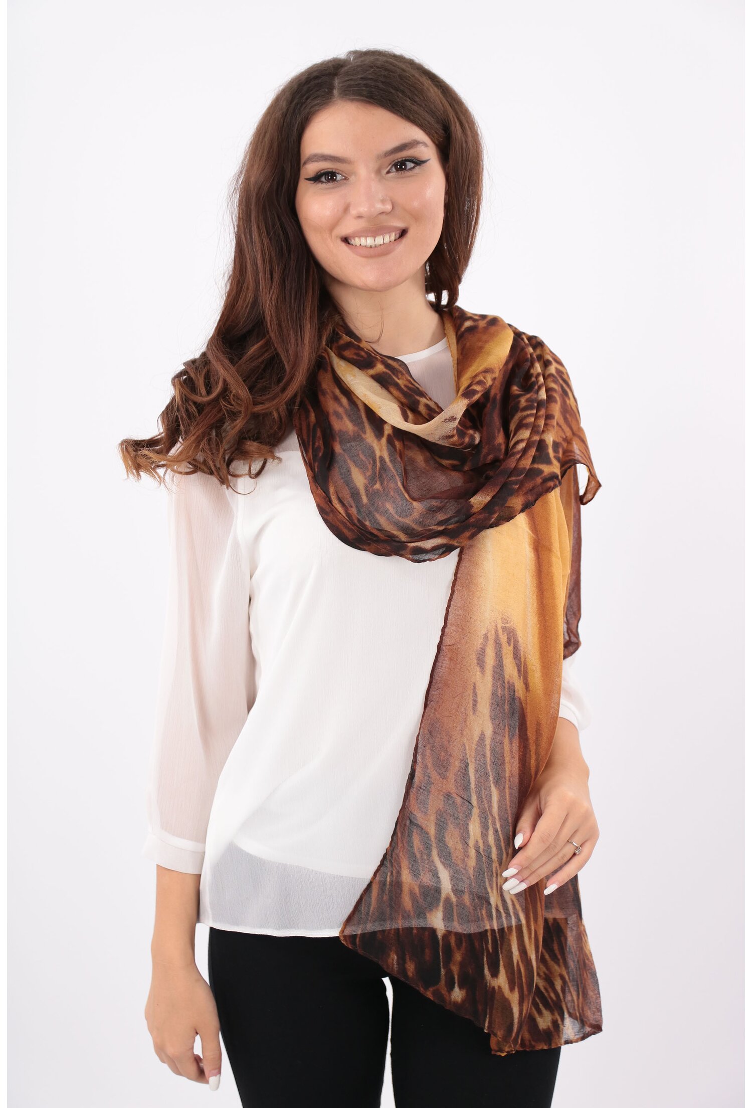 Esarfa maro in degrade cu desen animal print
