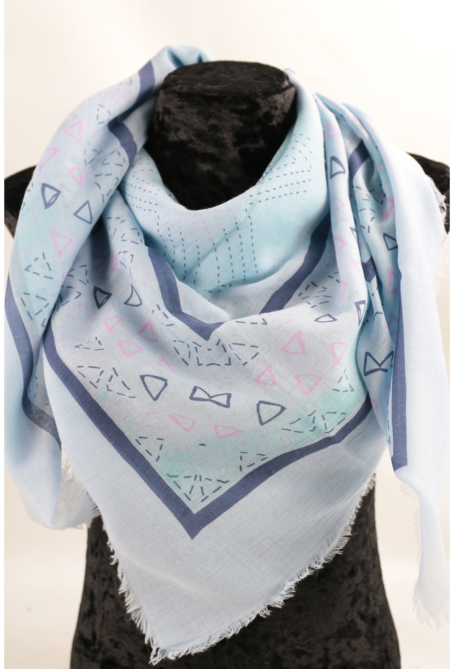 Esarfa patrata fina bleu cu desen geometric