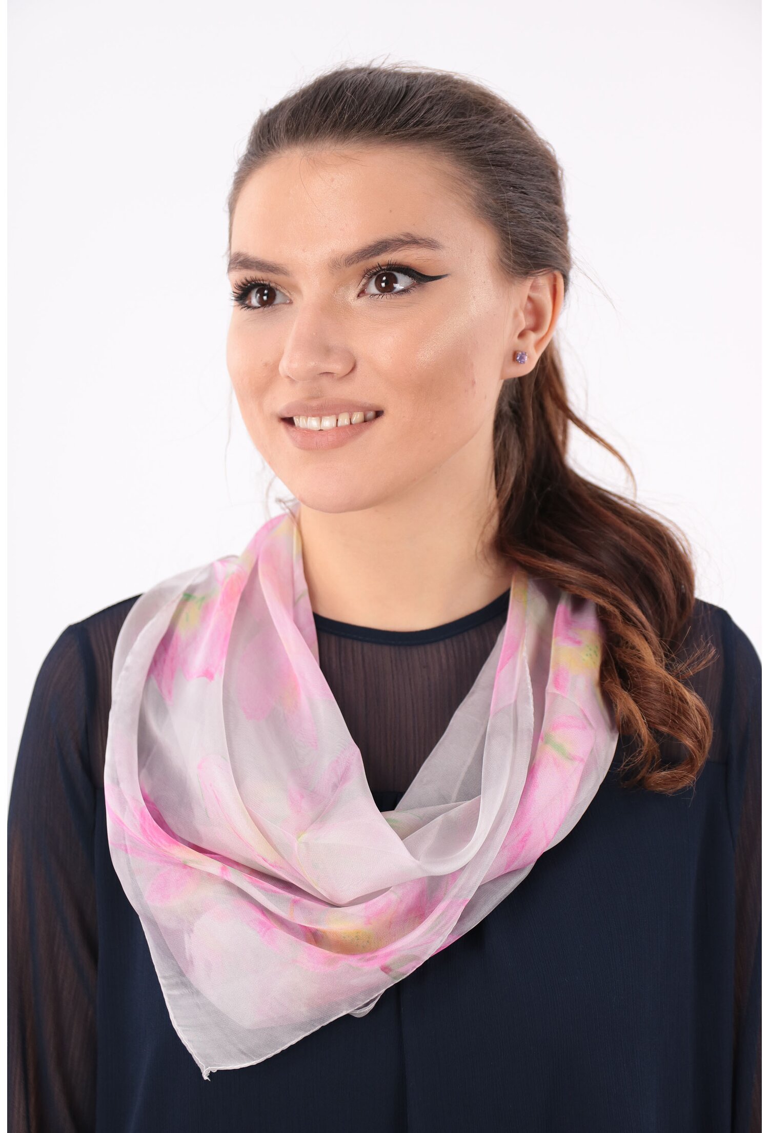 Esarfa patrata gri cu flori fucsia din matase naturala