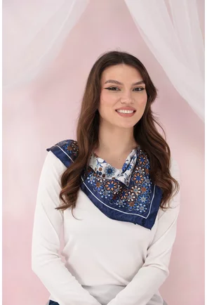Esarfa patrata satinata cu bordura bleumarin si print floral