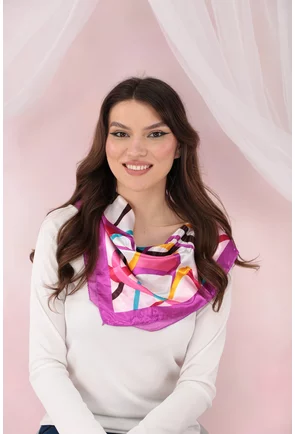 Esarfa patrata satinata cu bordura fucsia si imprimeu multicolor