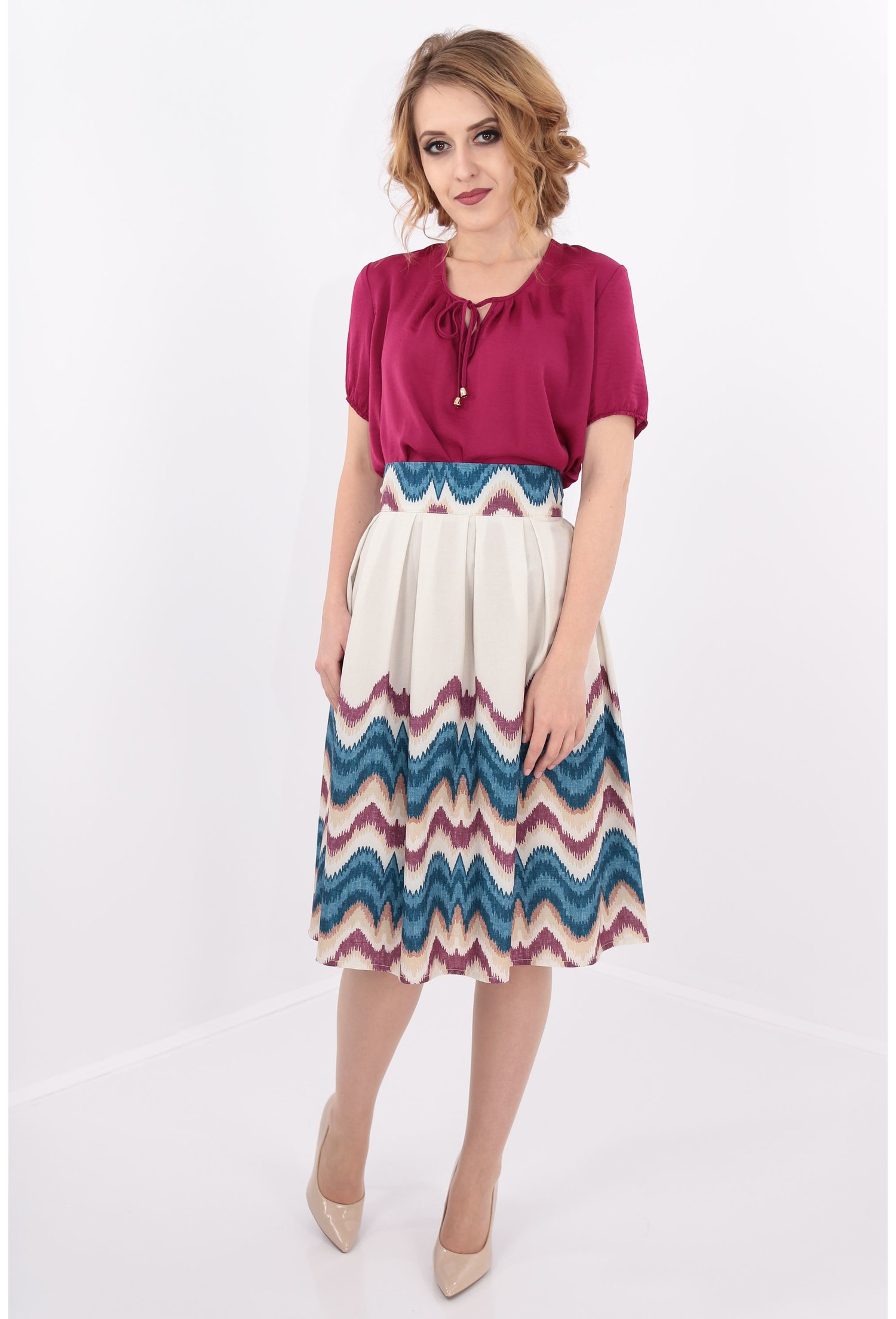 Fusta cu pliuri si print zig-zag albastru
