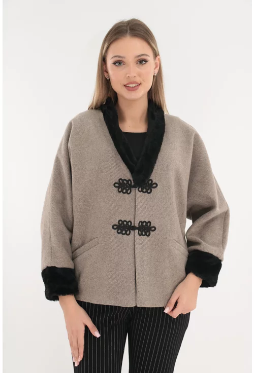 Jacheta din lana bej cu model discret in dungi si cu blanita neagra