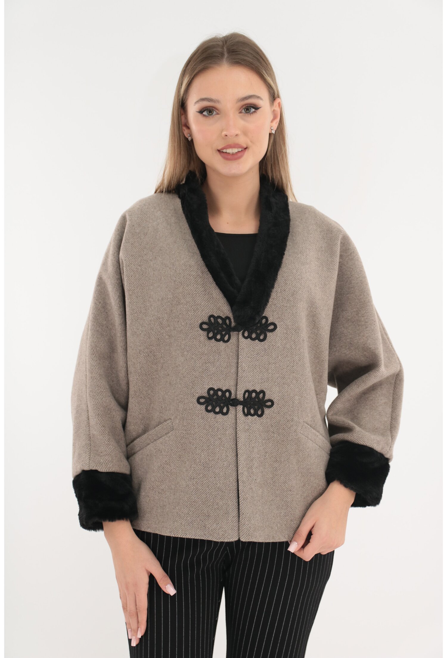 Poze Jacheta din lana bej cu model discret in dungi si cu blanita neagra