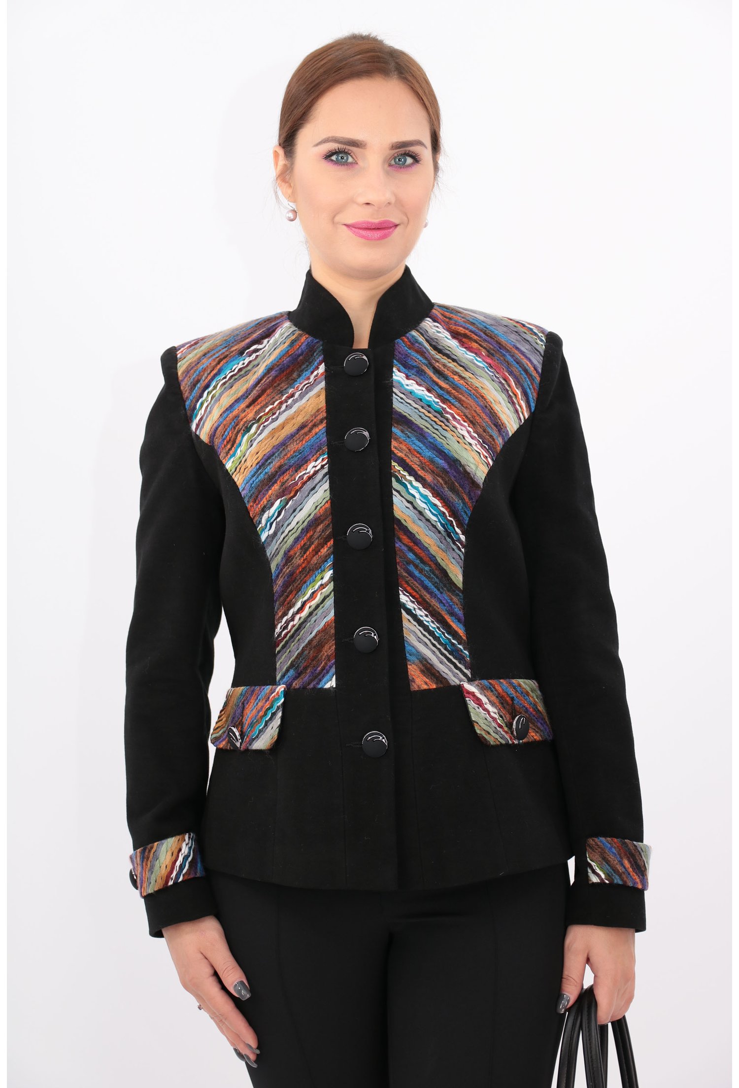 Jacheta neagra cu garnitura multicolora