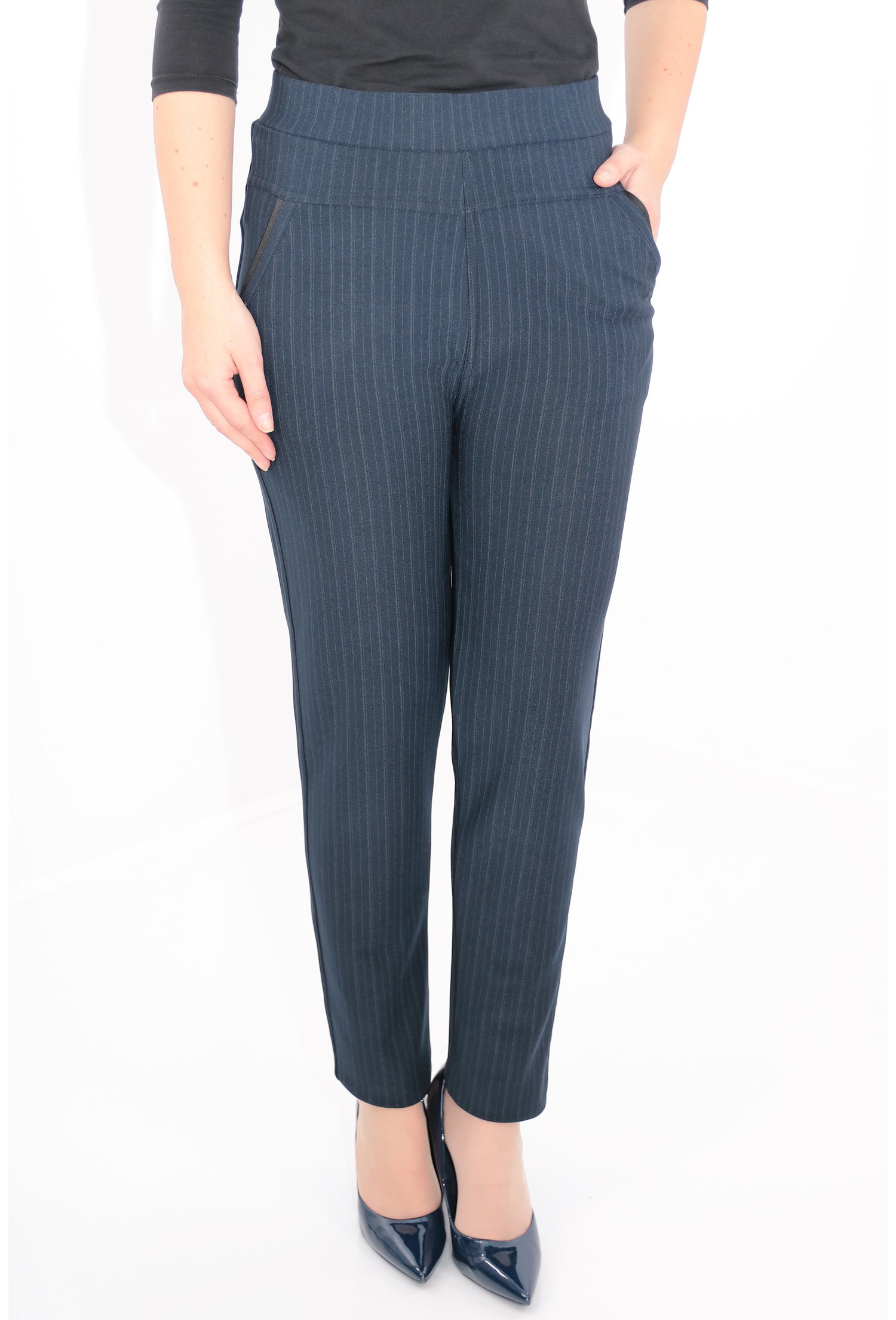 Pantaloni bleumarin cu dungi fine