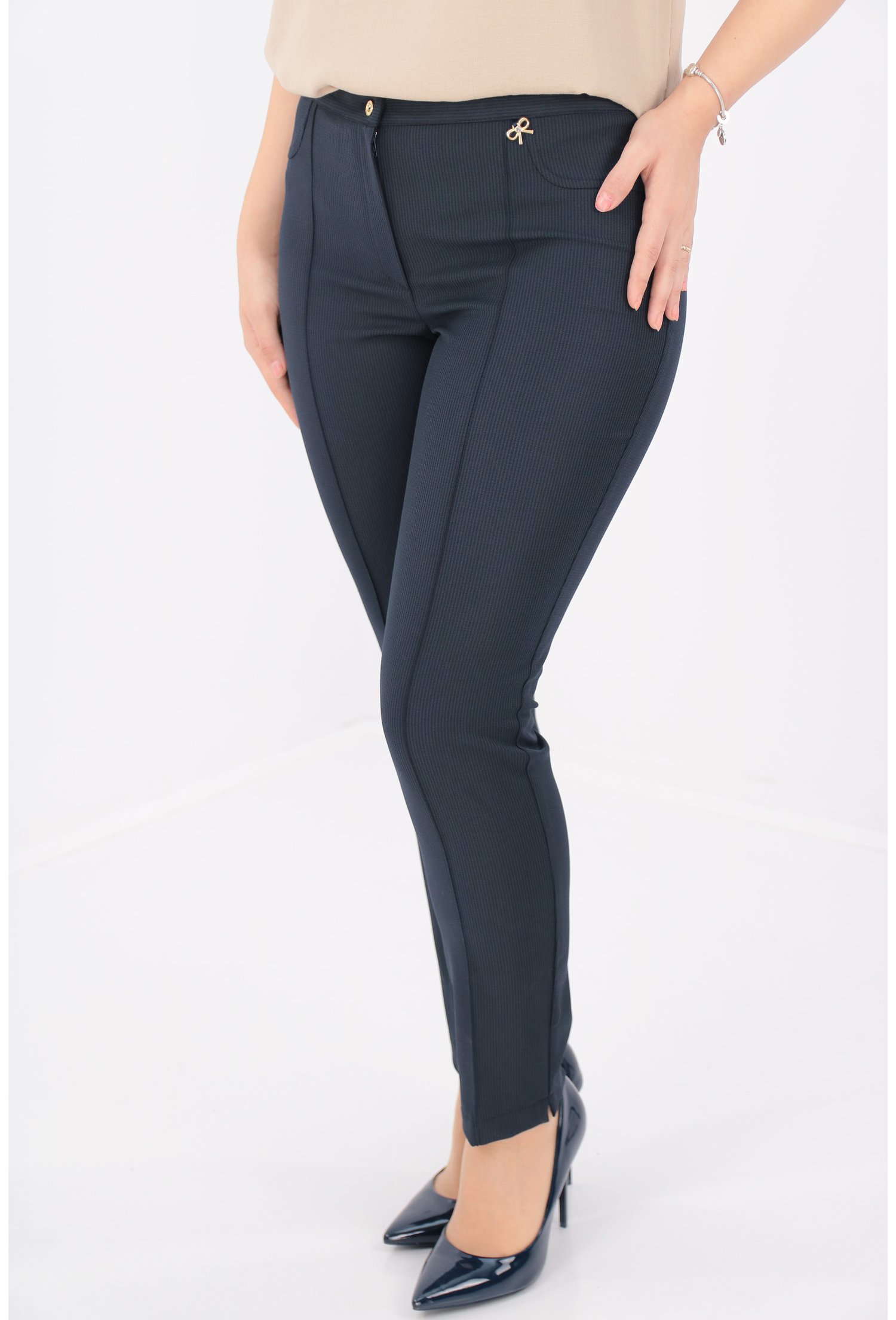 Pantaloni bleumarin cu dungi fine negre