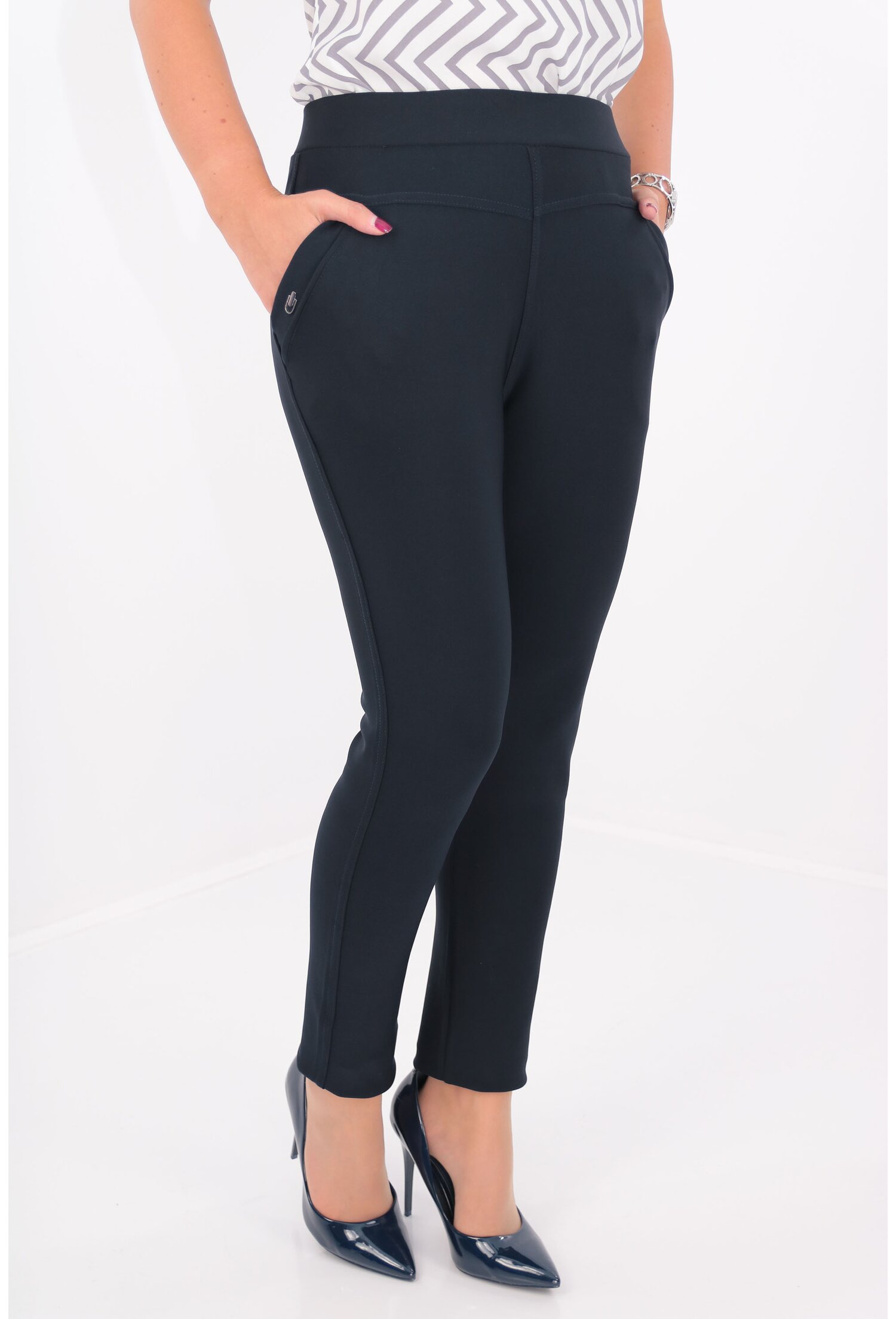 Pantaloni bleumarin cu elastic in talie si buzunare
