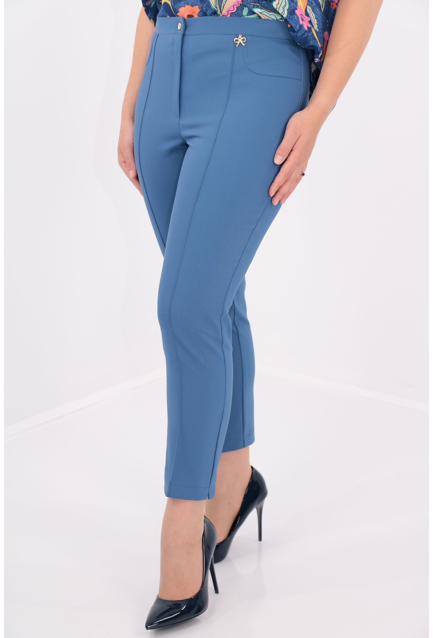 Pantaloni conici albastri