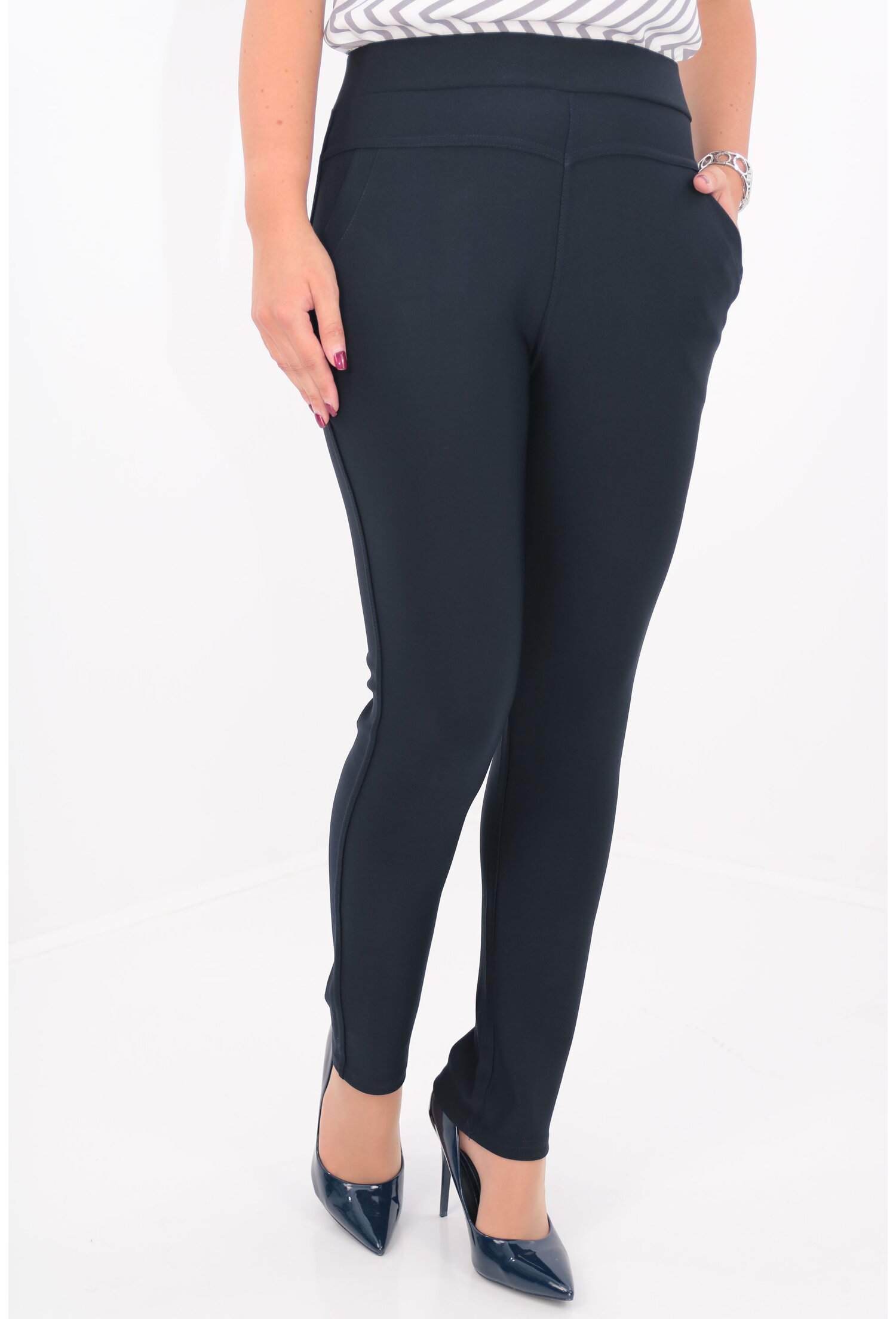 Pantaloni conici bleumarin cu accesorii argintii la buzunare