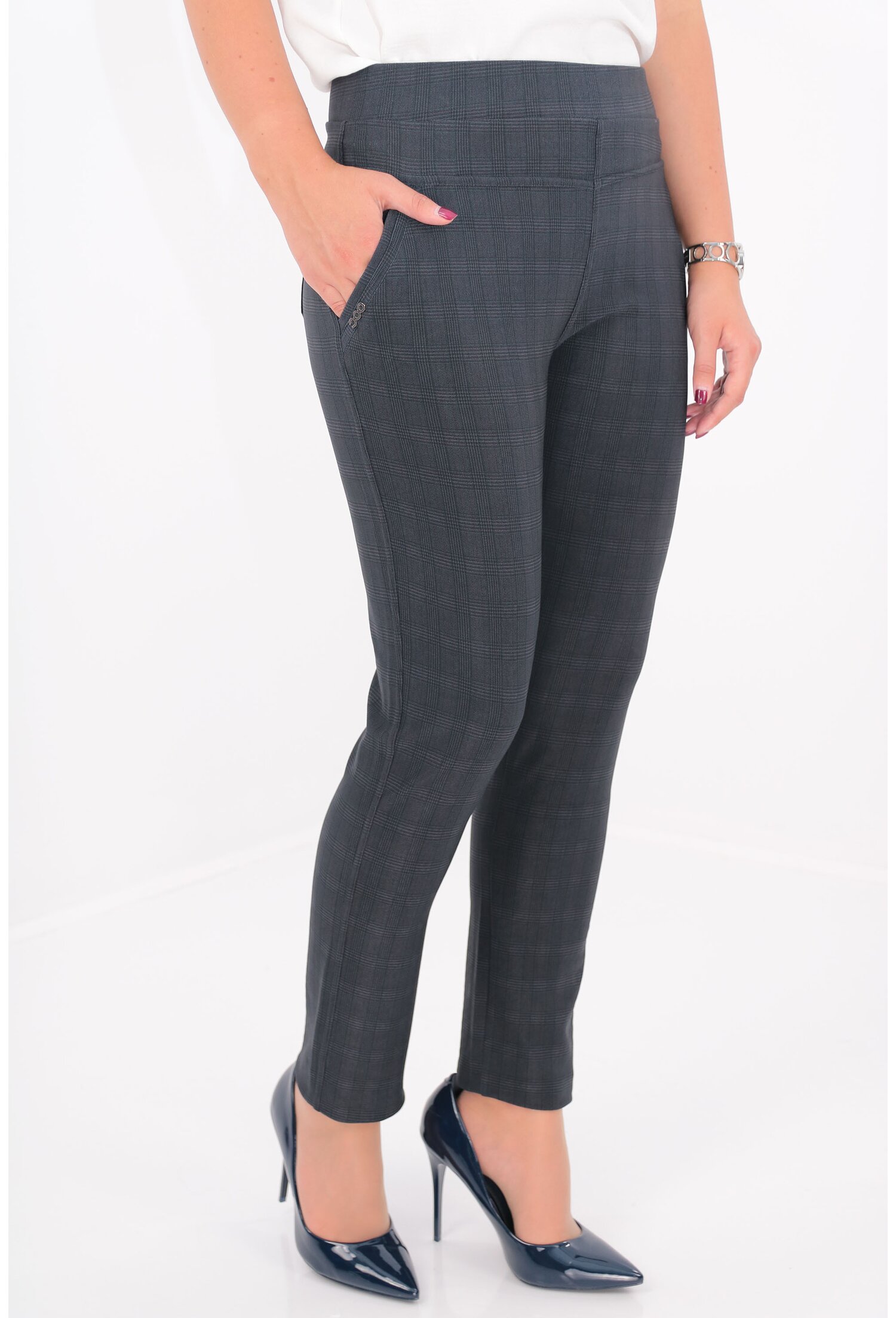 Pantaloni conici bleumarin cu carouri fine negre