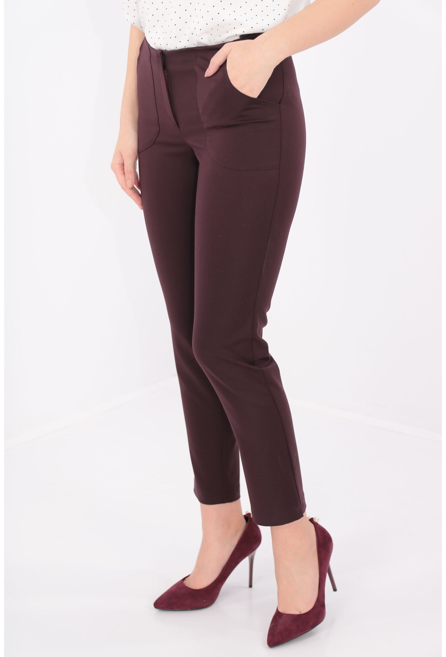 Pantaloni conici bordo cu buzunare