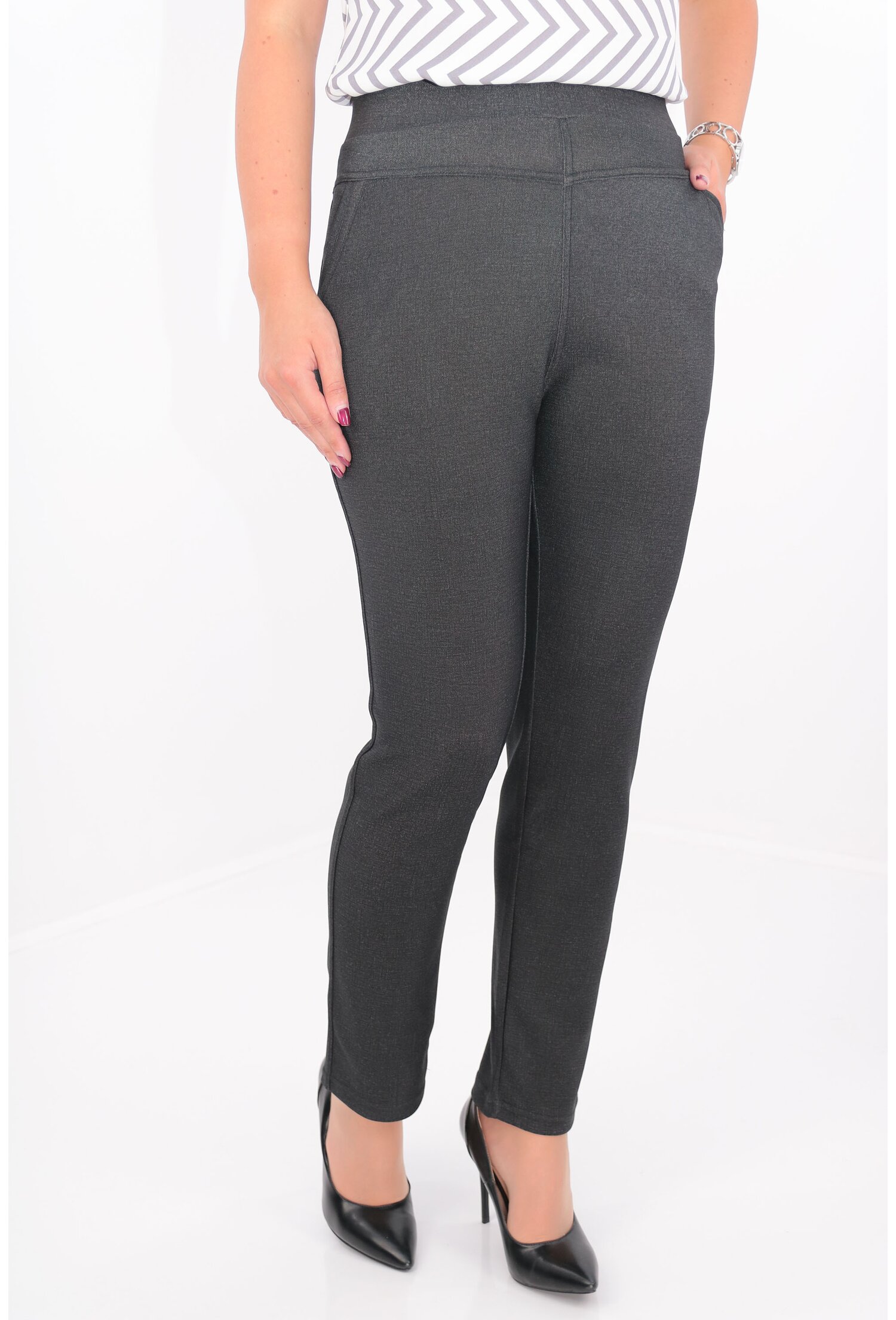 Pantaloni gri inchis cu striatii fine gri
