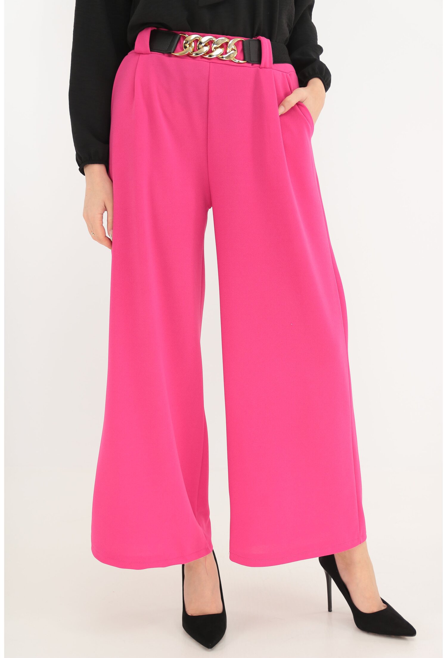 Pantaloni lejeri fucsia cu o curea elastica in talie