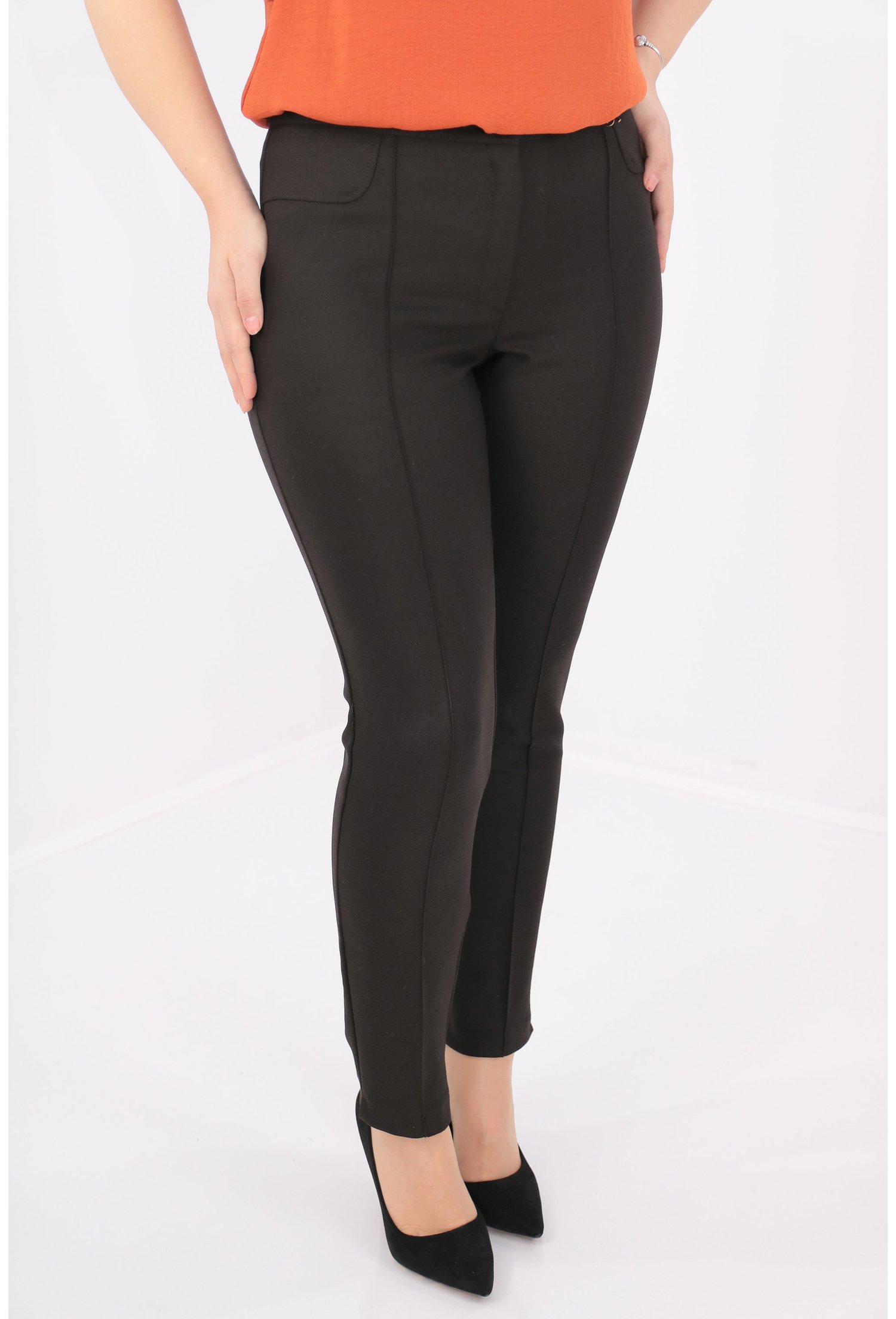 Pantaloni maro inchis din stofa elastica