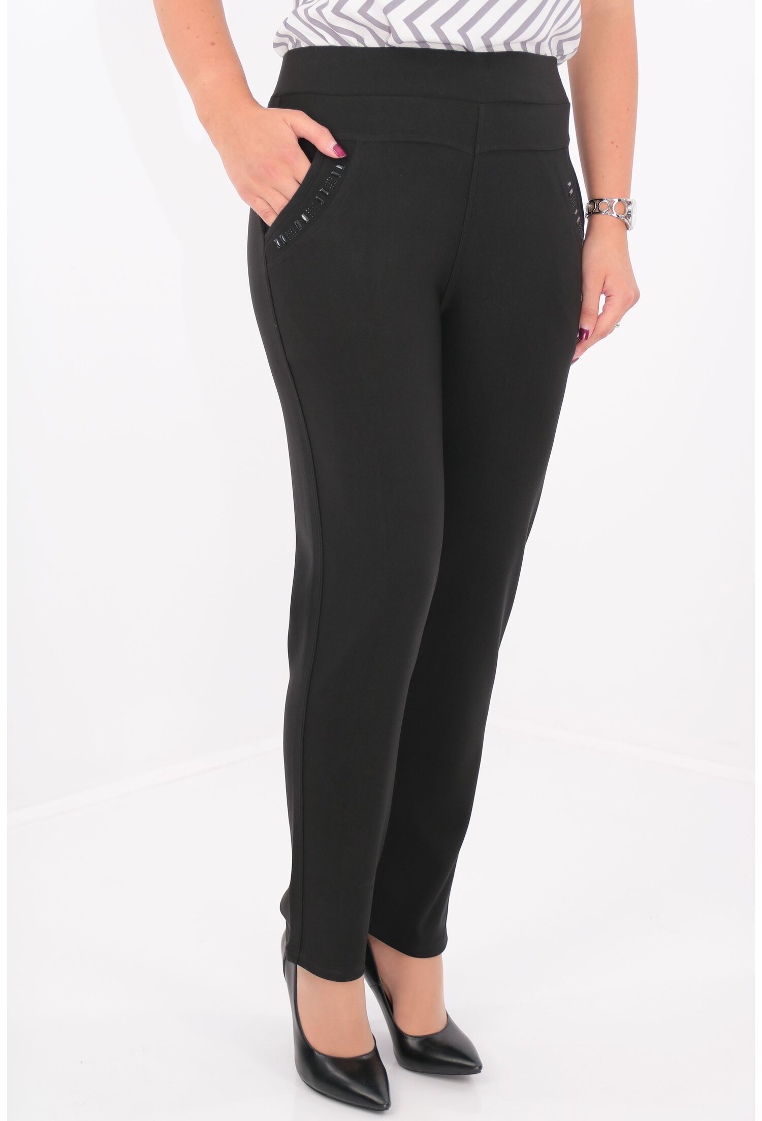 Pantaloni negri cu buzunare si strasuri negre
