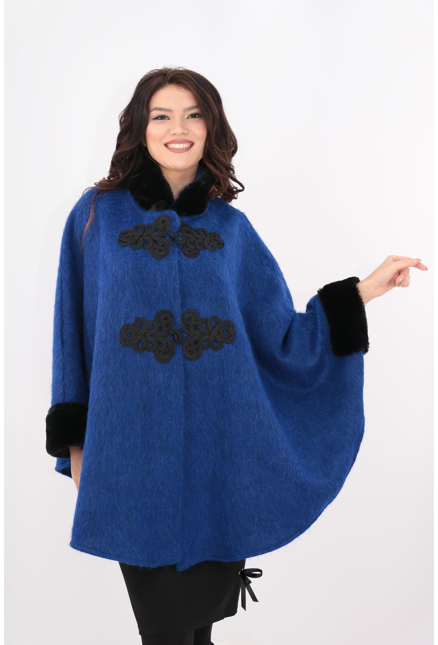 Poncho din stofa groasa albastra cu blanita neagra