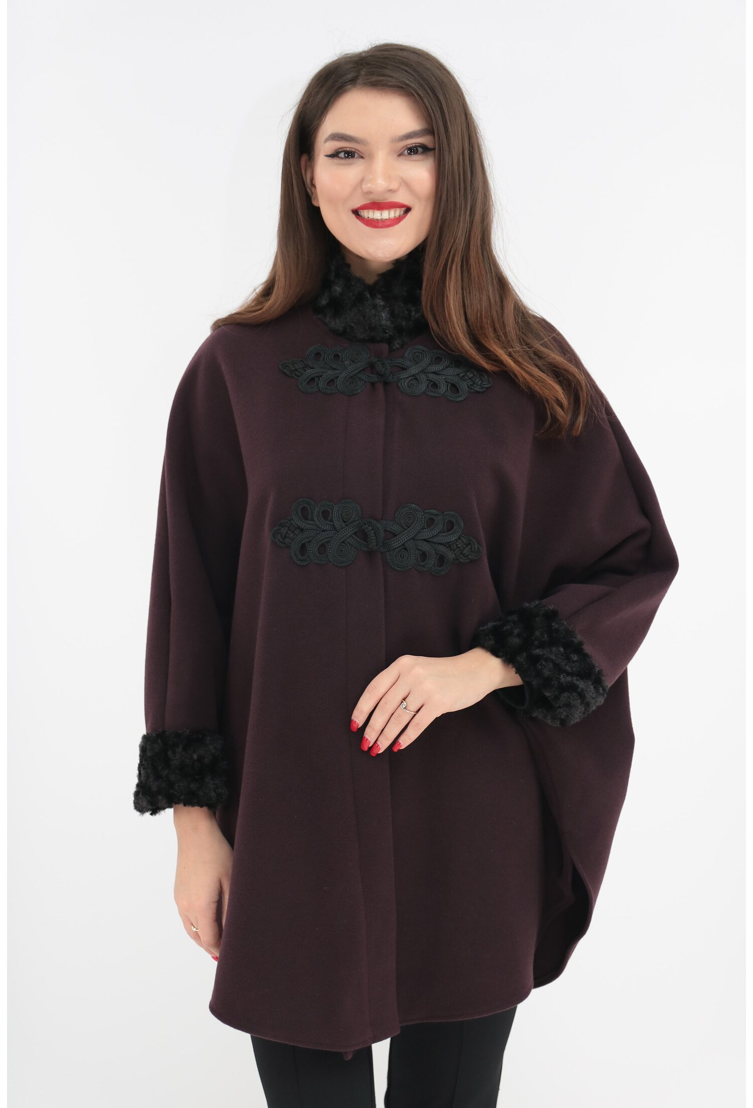 Poncho din stofa groasa mov-pruna cu blanita neagra