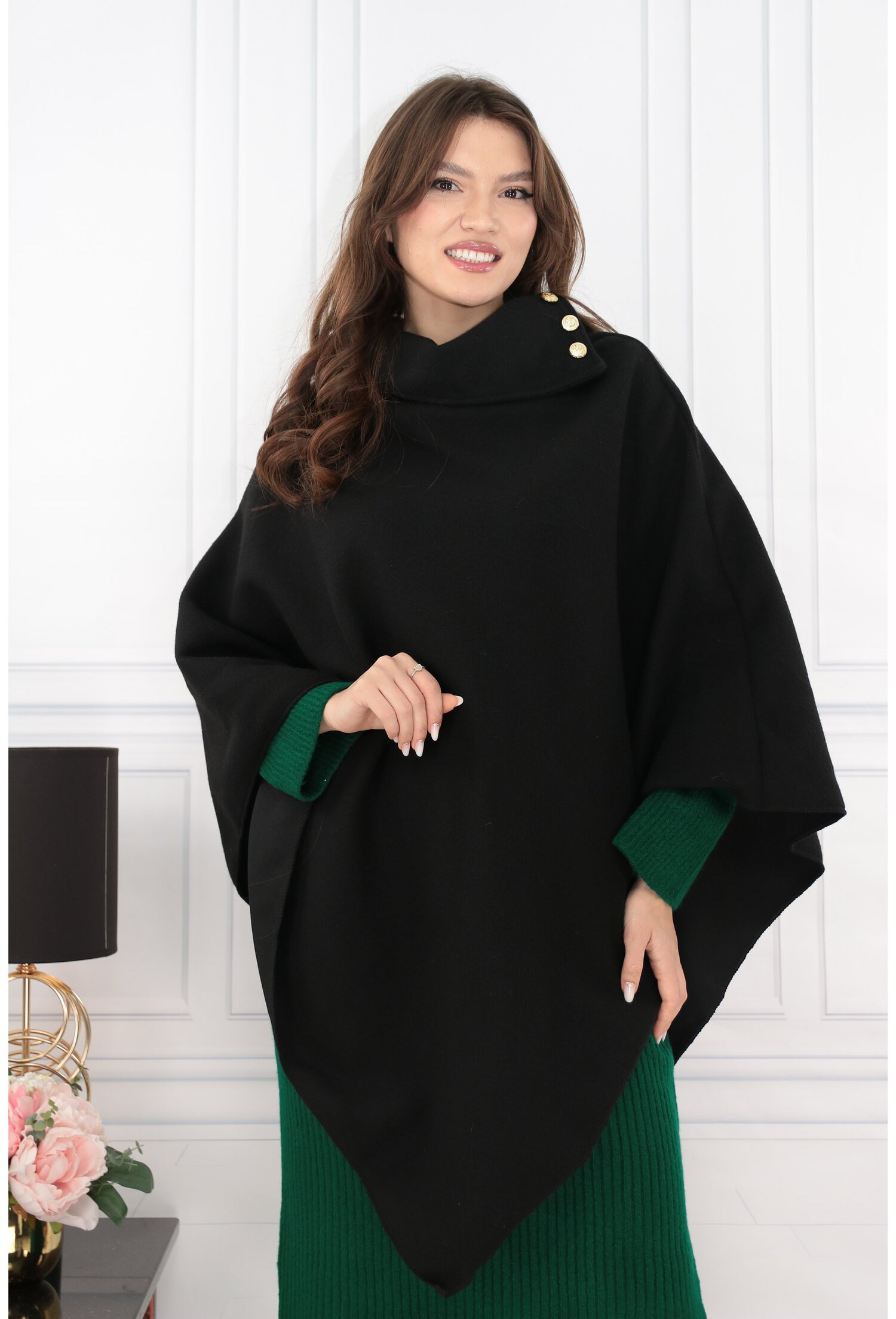 Poncho elegant negru cu nasturi aurii la guler