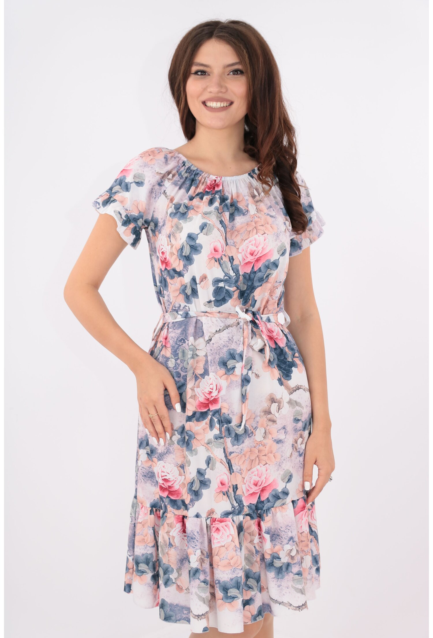 Rochie alba cu cordon in talie si trandafiri roz