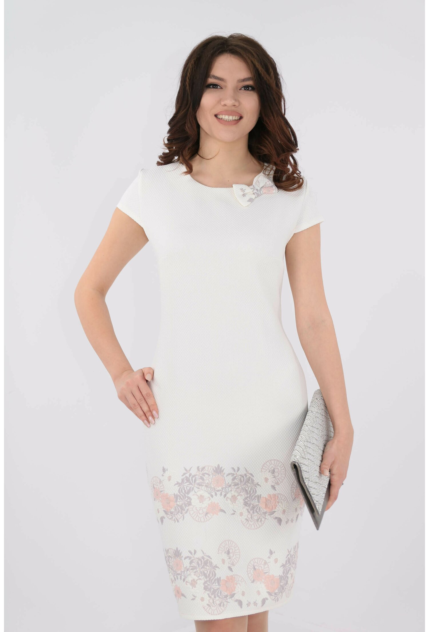 Rochie alba din brocard cu bordura