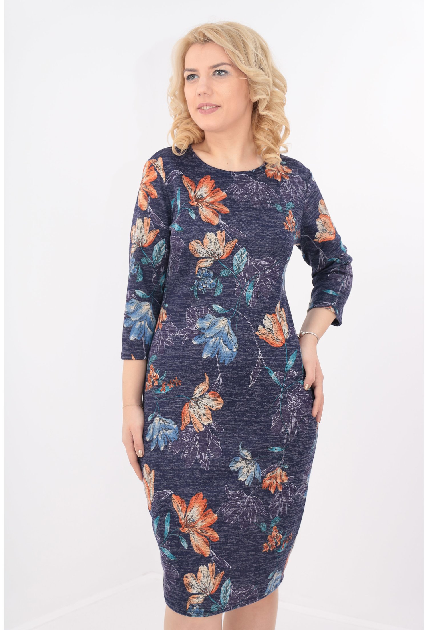 Rochie bleumarin cu flori caramizii si bleu