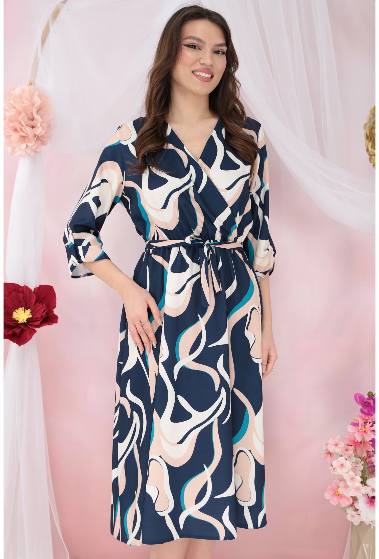 Rochie bleumarin cu print abstract bej si decolteu parte peste parte