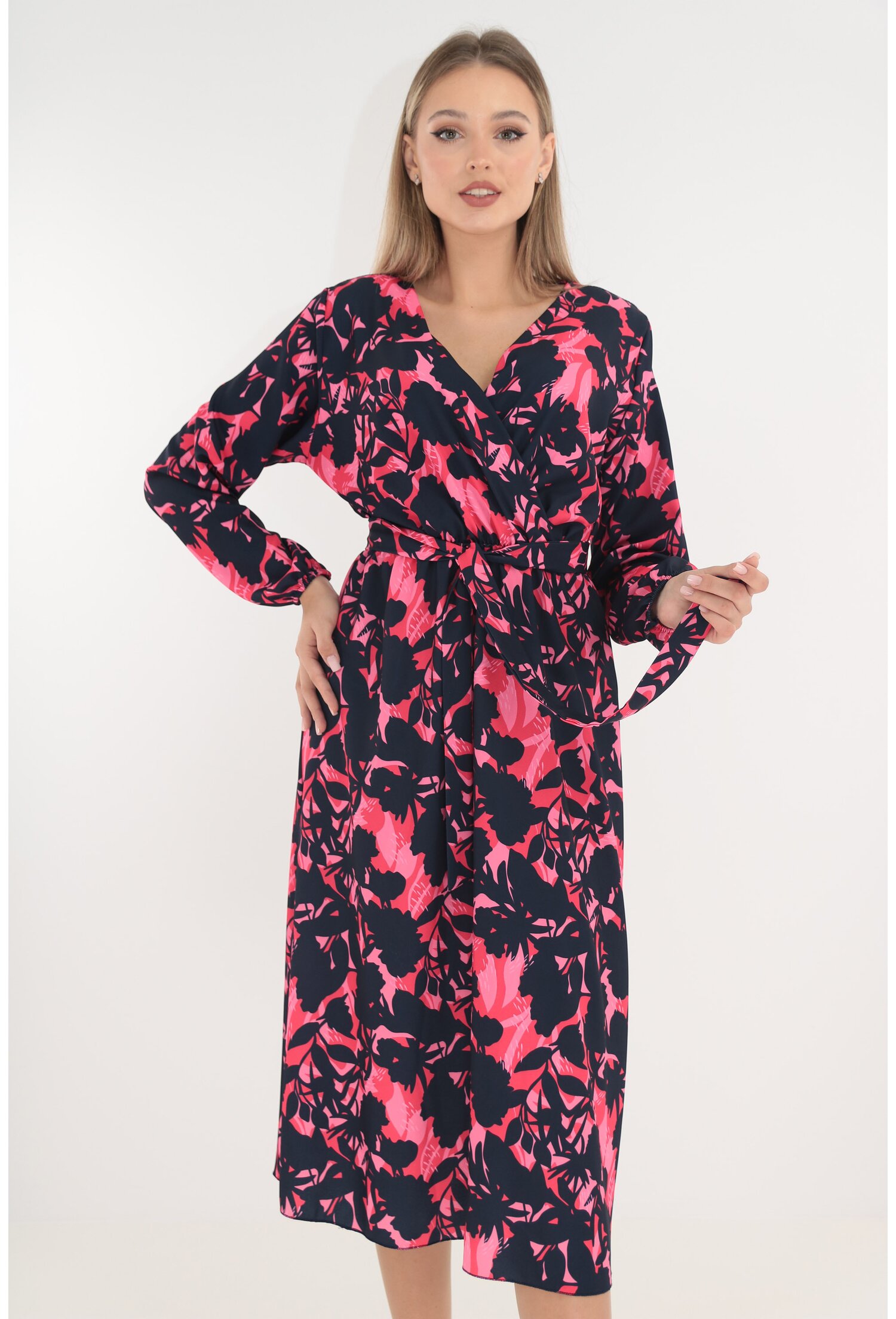 Rochie bleumarin cu print floral roz si decolteu parte peste parte