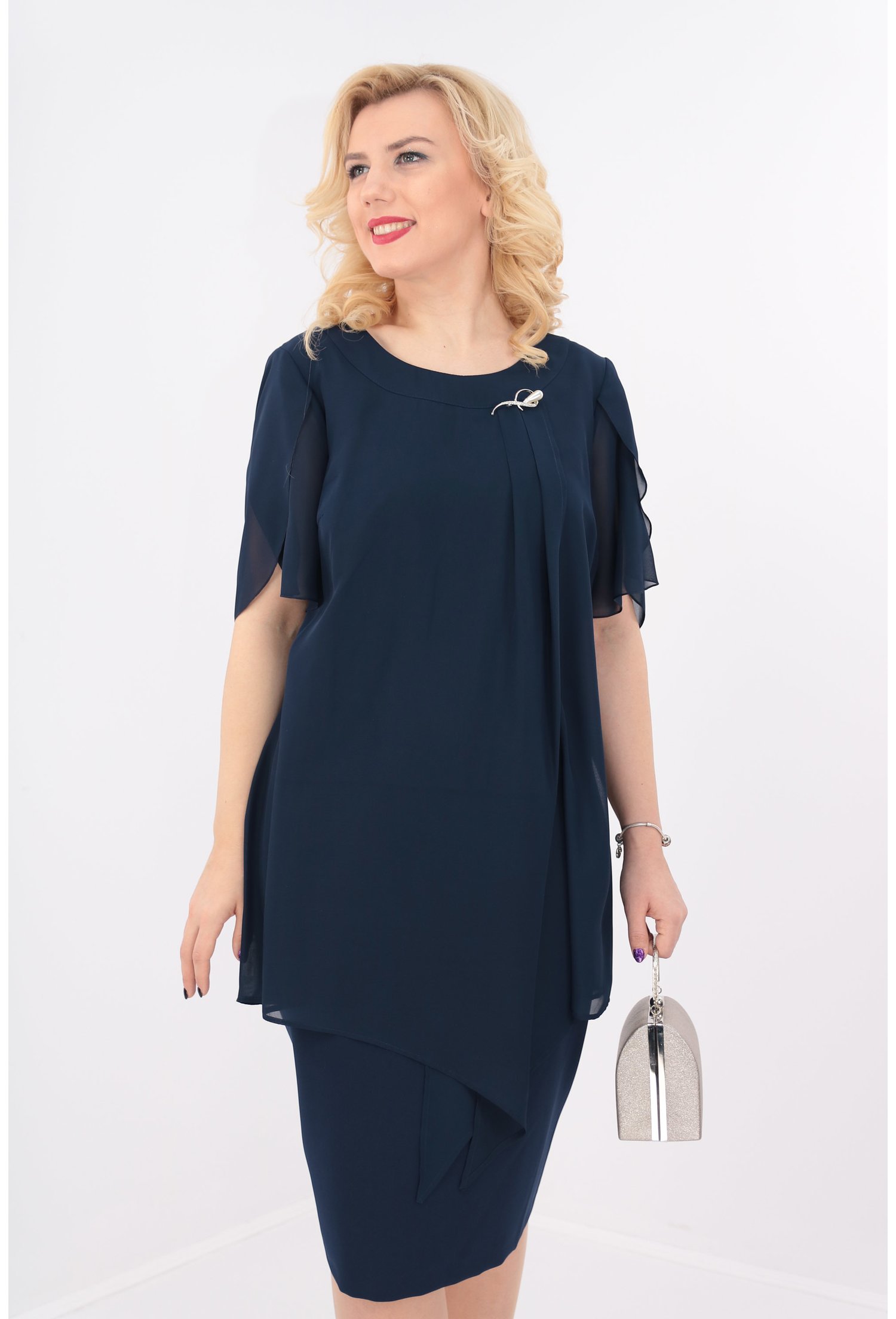 Rochie bleumarin din stofa subtire si voaluri suprapuse