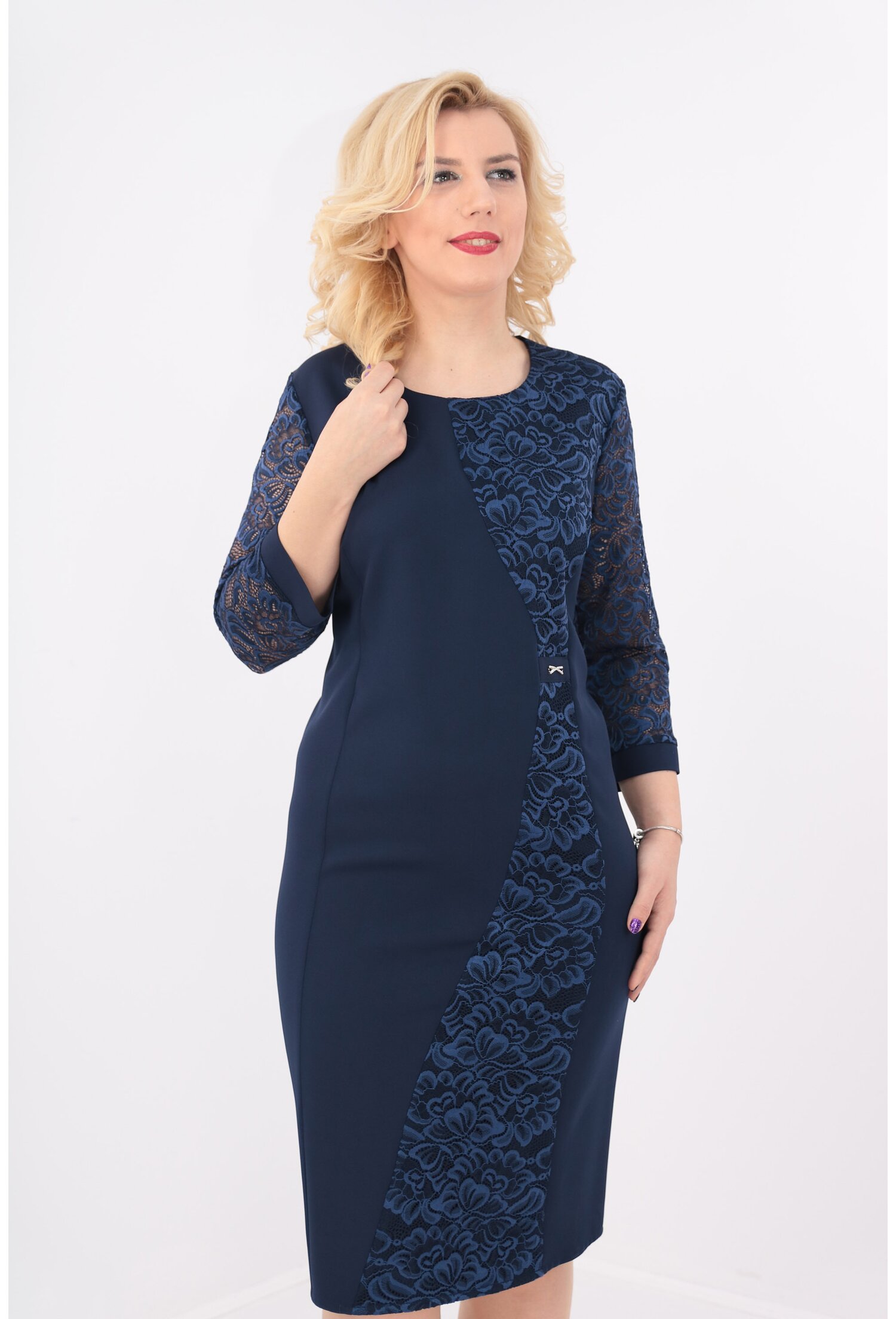 Rochie bleumarin dreapta cu dantela aplicata