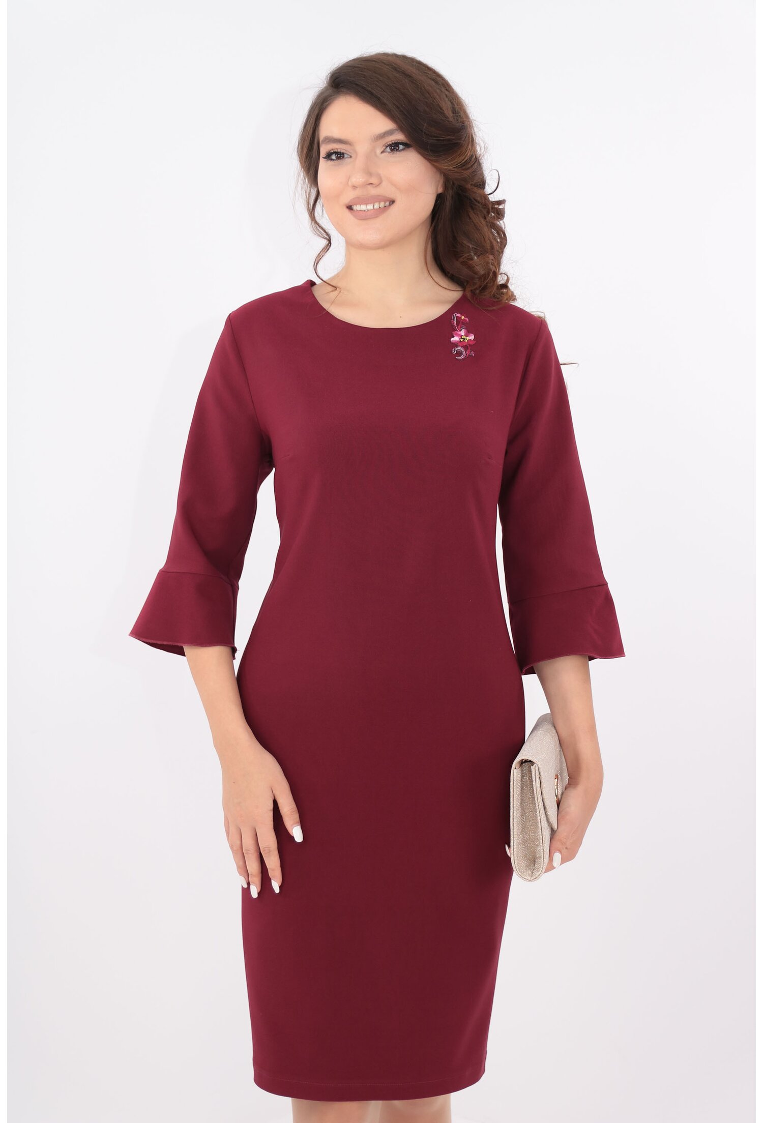 Rochie bordo cu broderie la decolteu