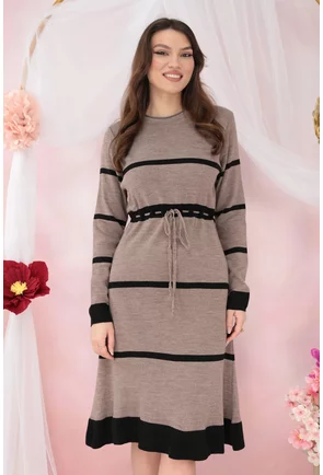 Rochie cafenie tricotata cu dungi negre orizontale