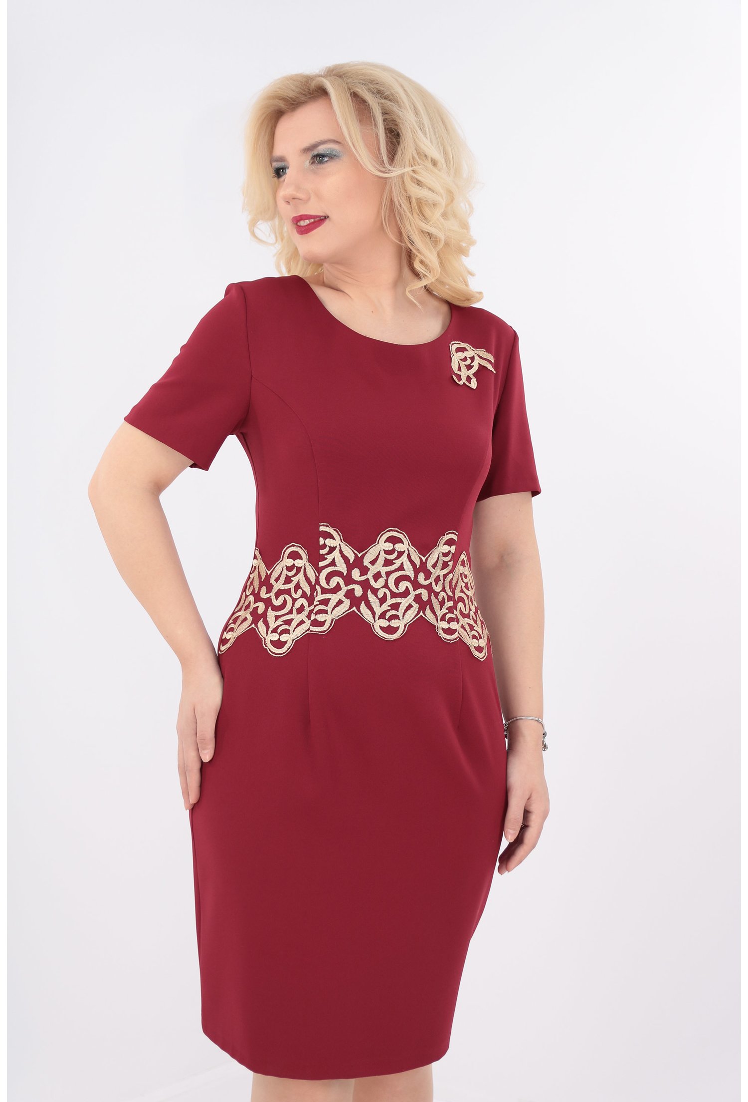 Rochie cambrata bordo cu broderie aurie
