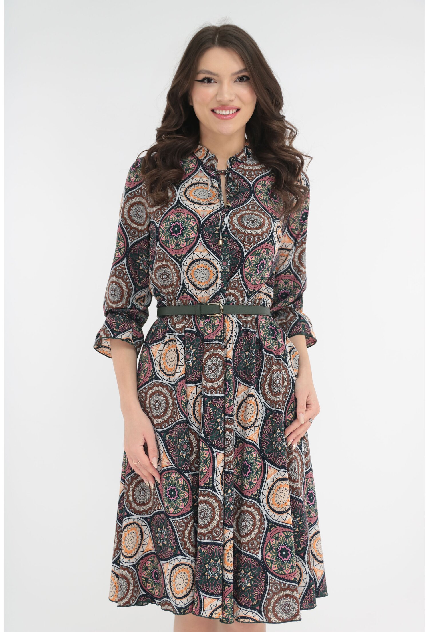 Rochie clos verde cu print abstract si cu o curea in talie