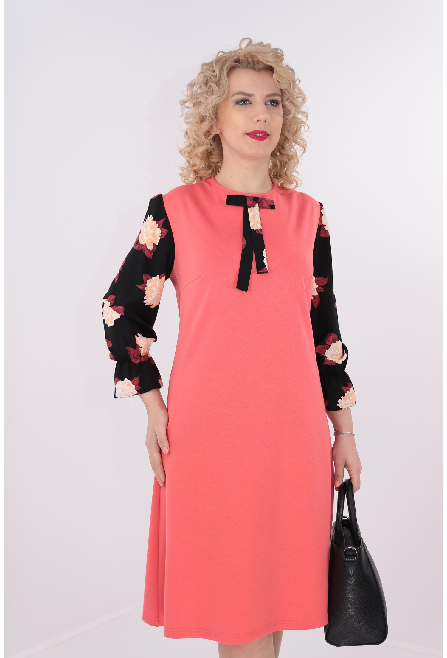 Rochie corai cu maneci cu print floral