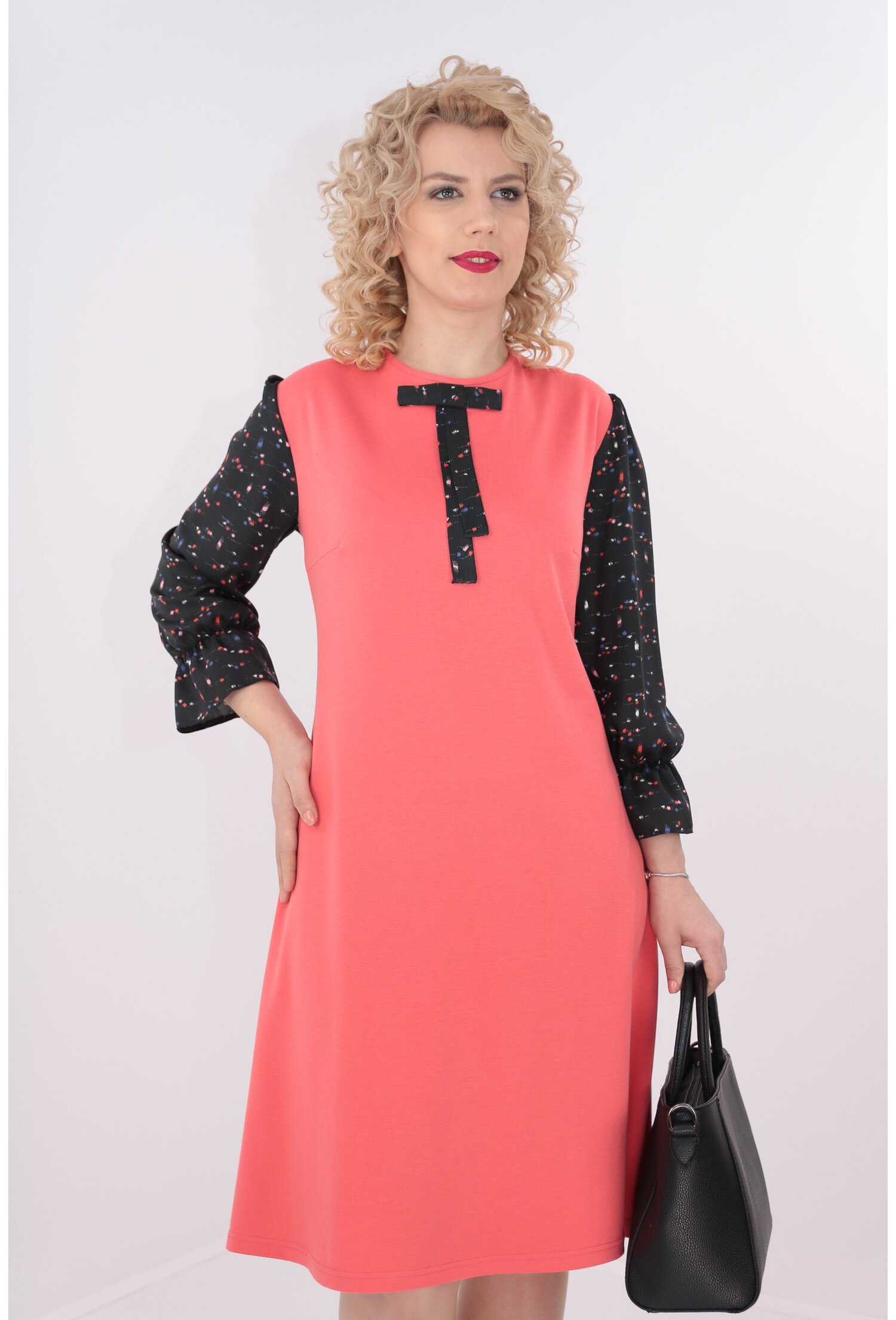 Rochie corai cu maneci din vascoza cu buline
