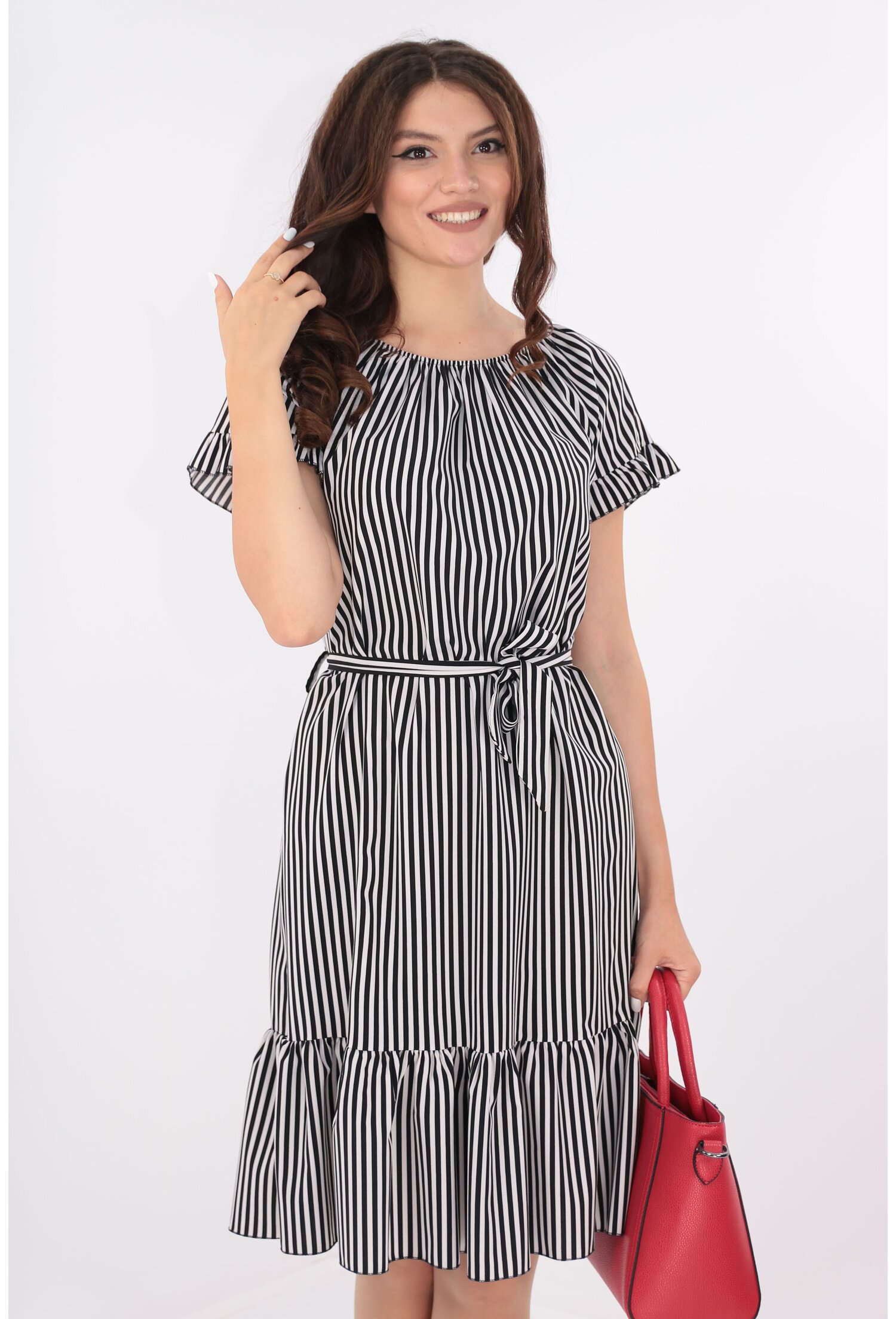 Rochie cu dungi negre-albe si cordon in talie
