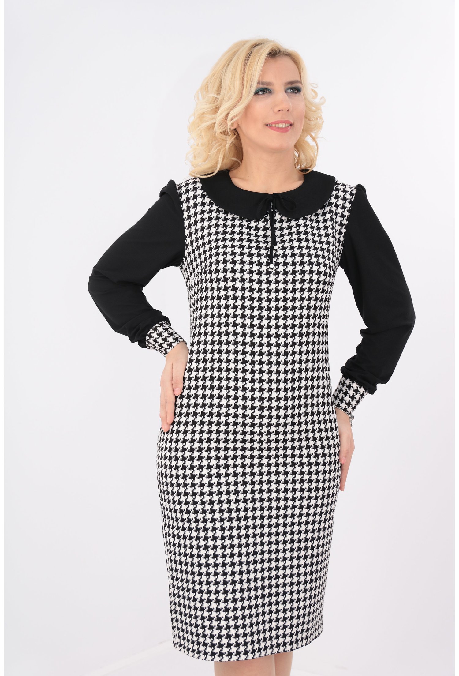 Rochie din stofa cu guleras negru