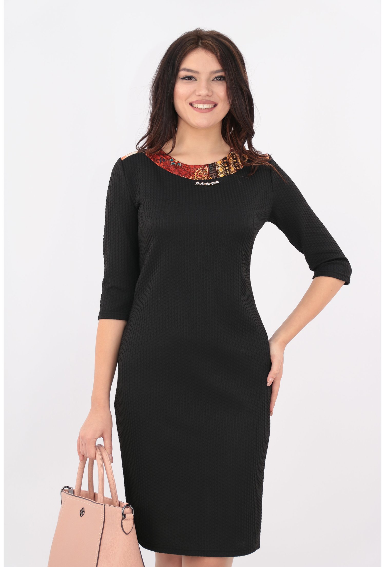 Rochie din stofa neagra cu decolteu cu print caramiziu