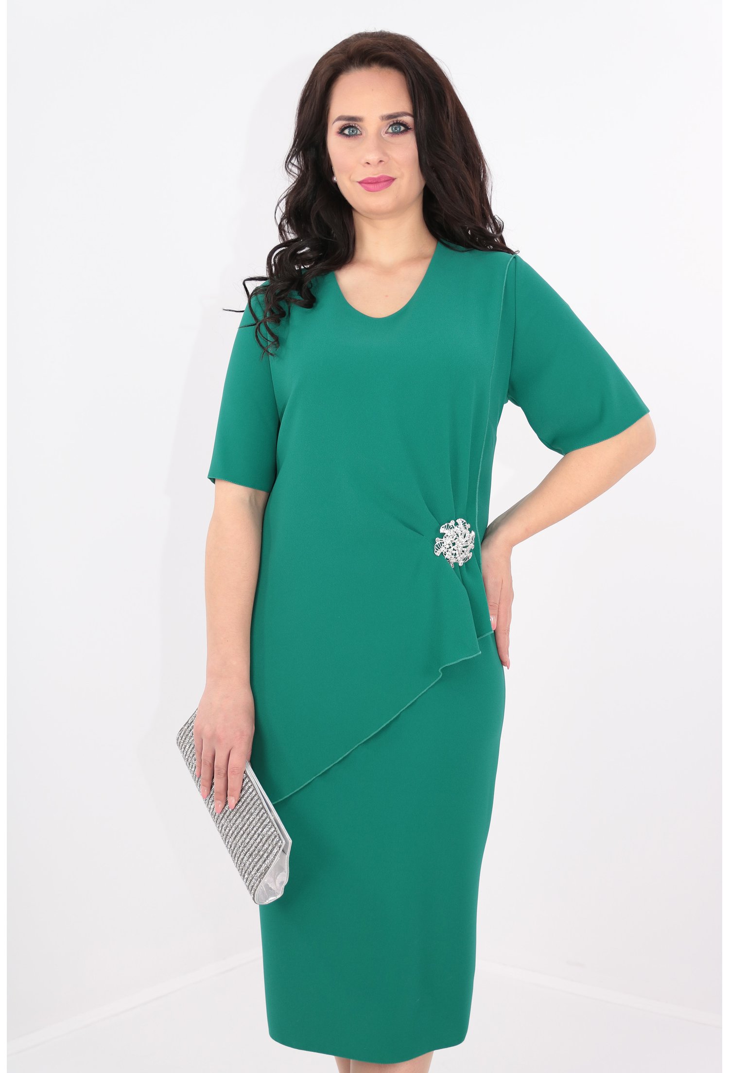 Rochie din triplu voal verde cu brosa argintie